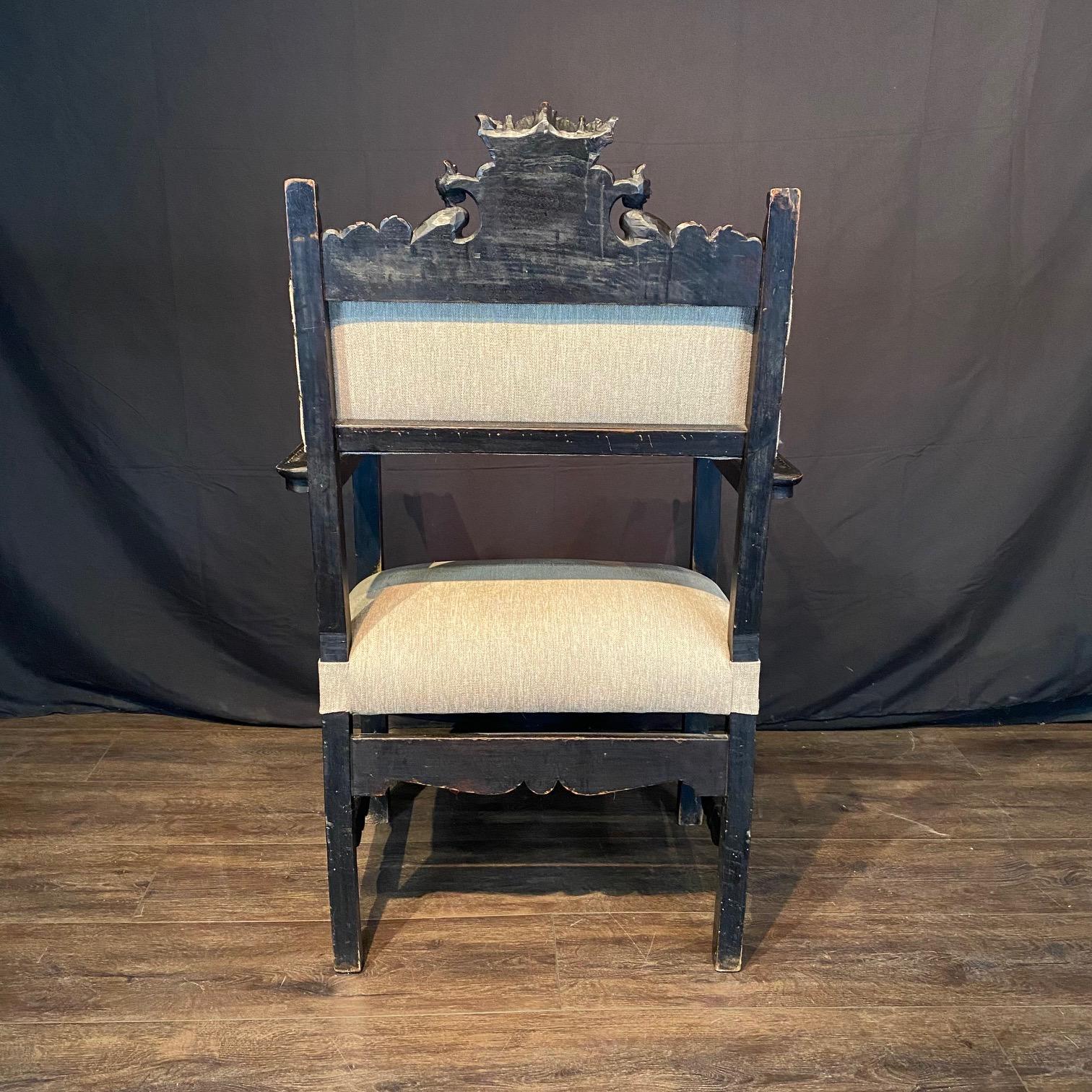 Poltrone o fauteuil del XVIII secolo, finemente intagliate e restaurate in stile barocco o rinascimentale, con cresta intagliata a volute, braccioli decorativi, figure intagliate, barelle anteriori intagliate a fogliame e nuova tappezzeria neutra di