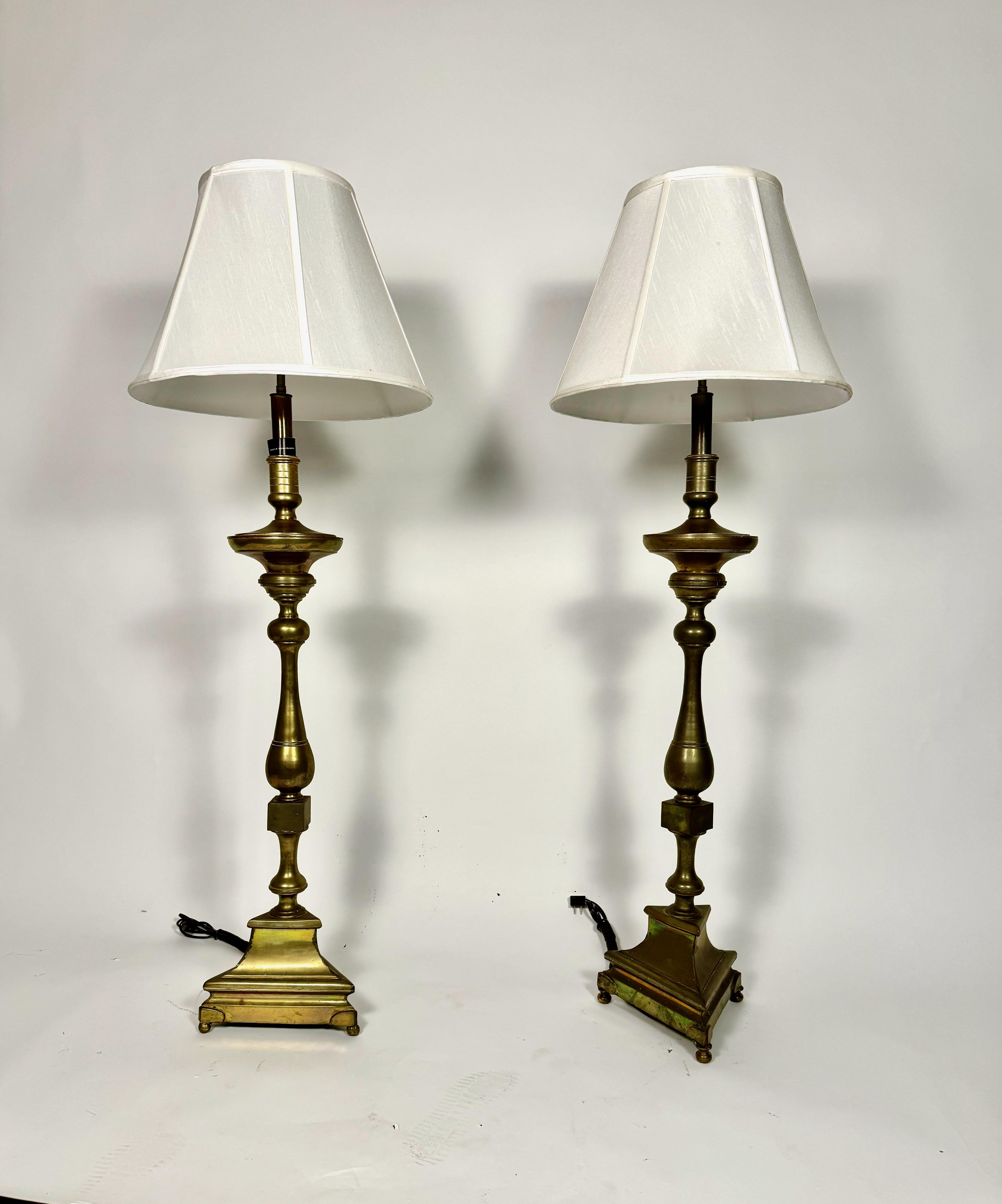 Paire de lampadaires en bronze du 18e siècle en vente 3