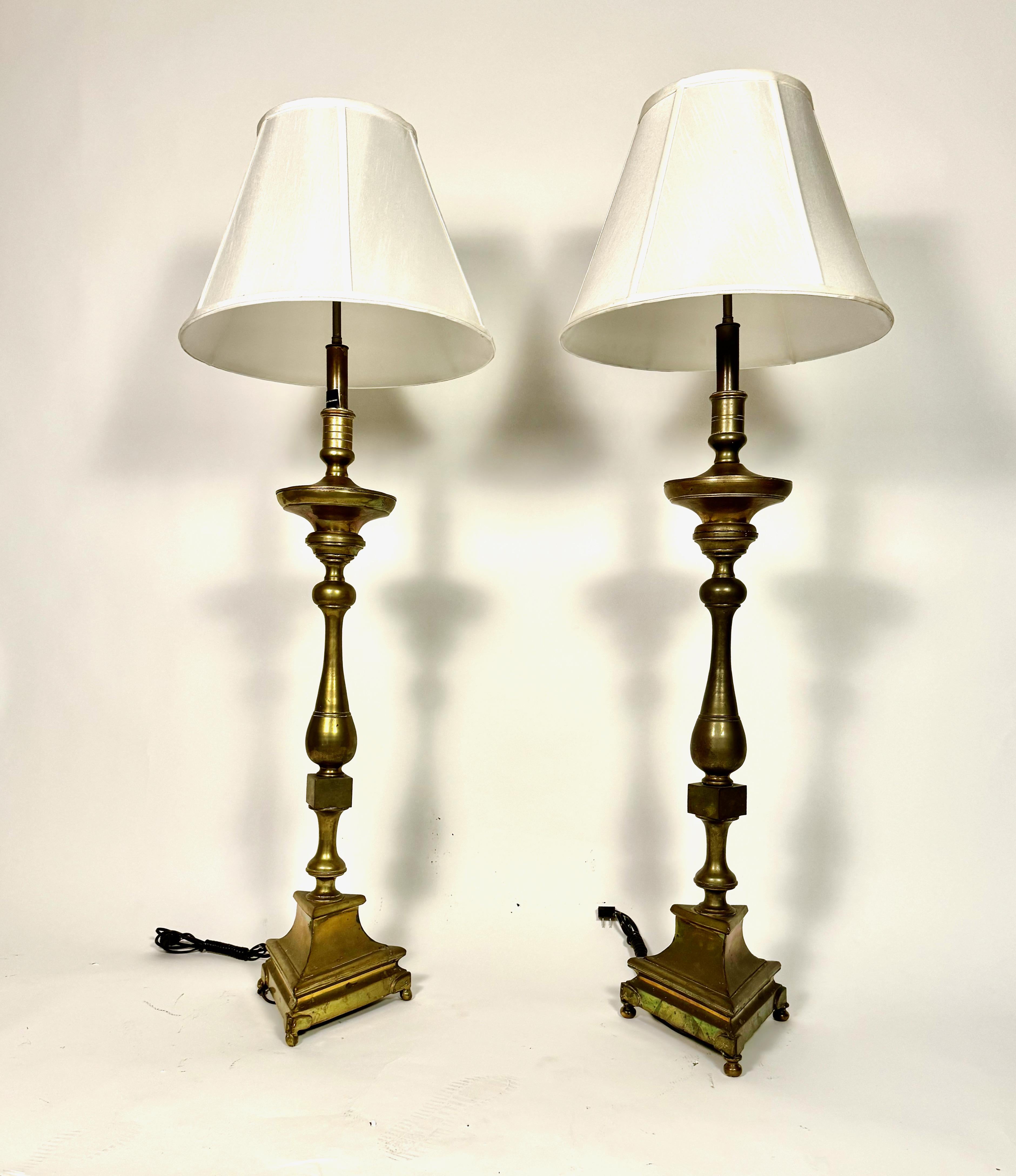 Il s'agit d'une paire de bâtons d'autel en bronze du XVIIIe siècle d'origine espagnole ou italienne. Les deux bâtons d'autel sont dans l'ensemble en très bon état d'origine, sans restaurations ni altérations visibles, à l'exception des installations