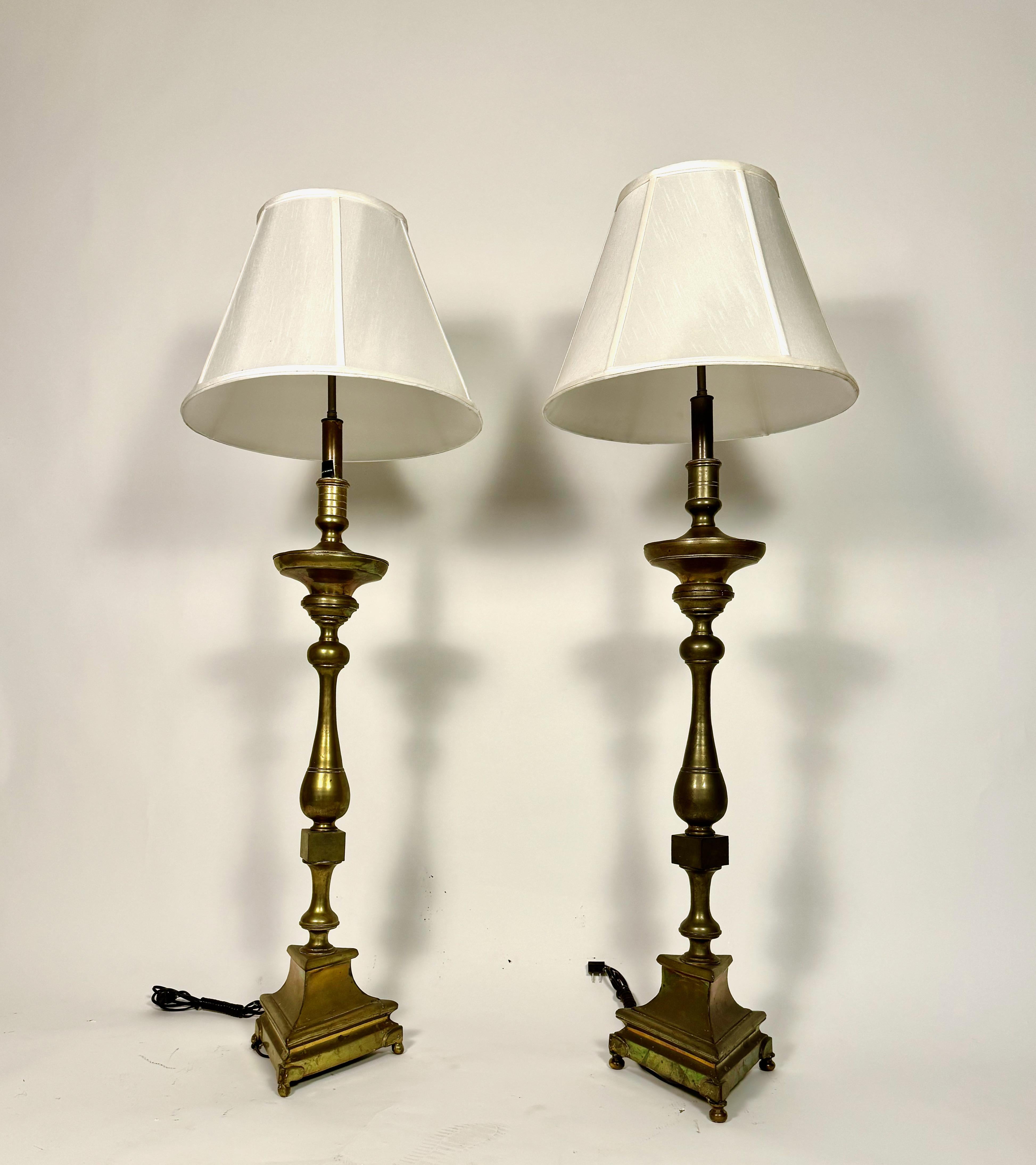 Paire de lampadaires en bronze du 18e siècle en vente 2