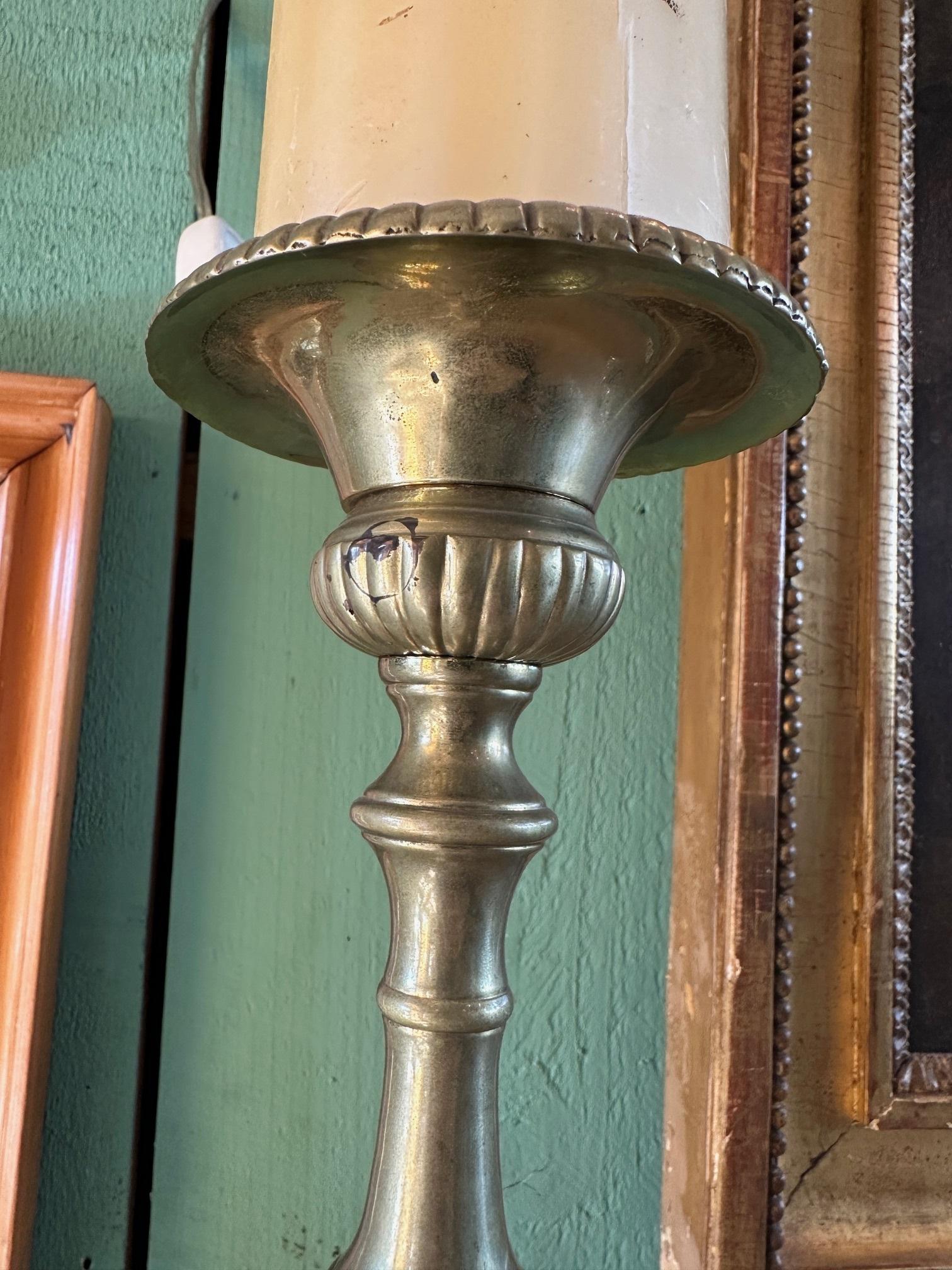 Paire de chandeliers du 18ème siècle Bougeoir en laiton Objet for Objects Objects en vente 7