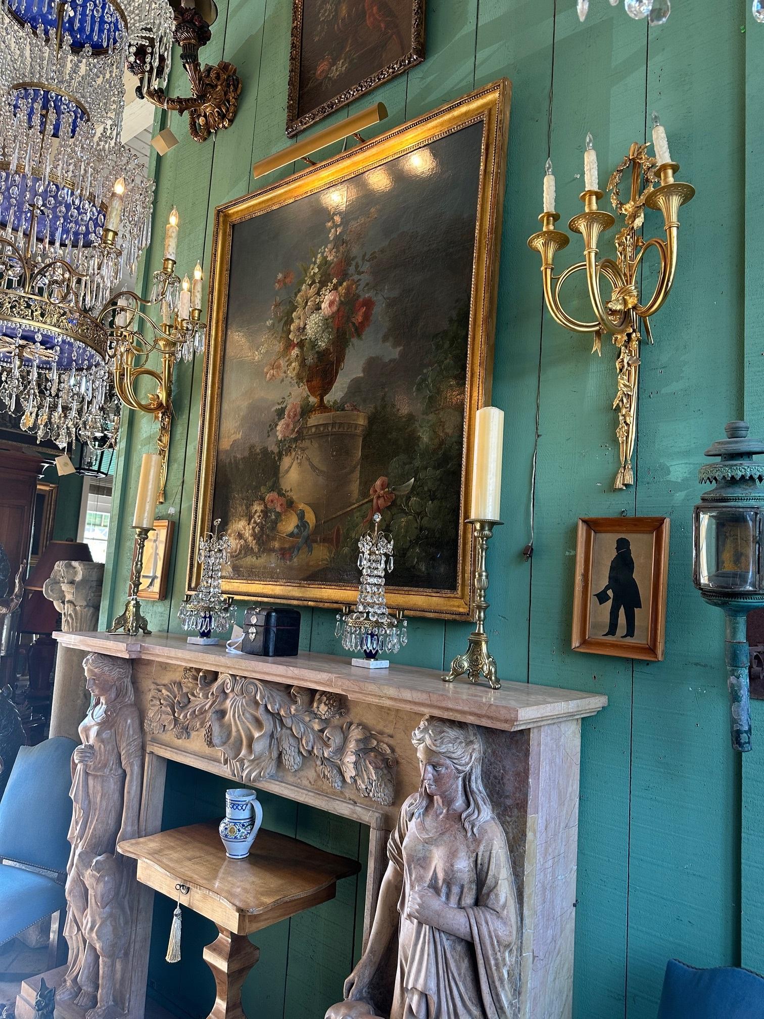 Paire de chandeliers du 18ème siècle Bougeoir en laiton Objet cadeau ancien. Une très belle paire de bougeoirs simples datant des années 1700, avec un travail détaillé et une incroyable qualité d'exécution. Les lignes élégantes de la bobèche jusqu'à