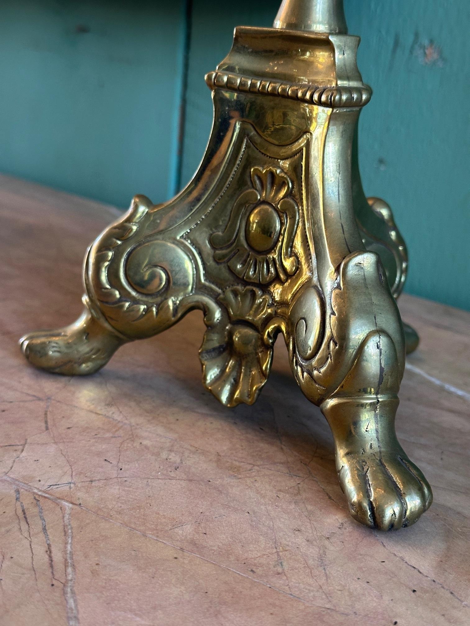 Européen Paire de chandeliers du 18ème siècle Bougeoir en laiton Objet for Objects Objects en vente