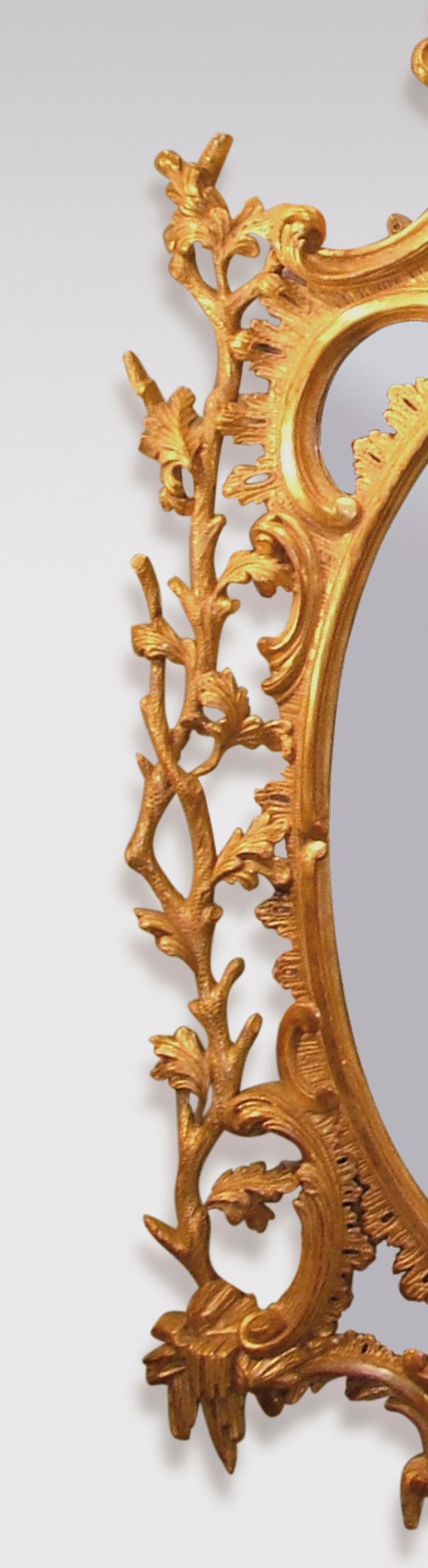 Anglais Paire de miroirs ovales en bois doré sculpté du 18ème siècle en vente