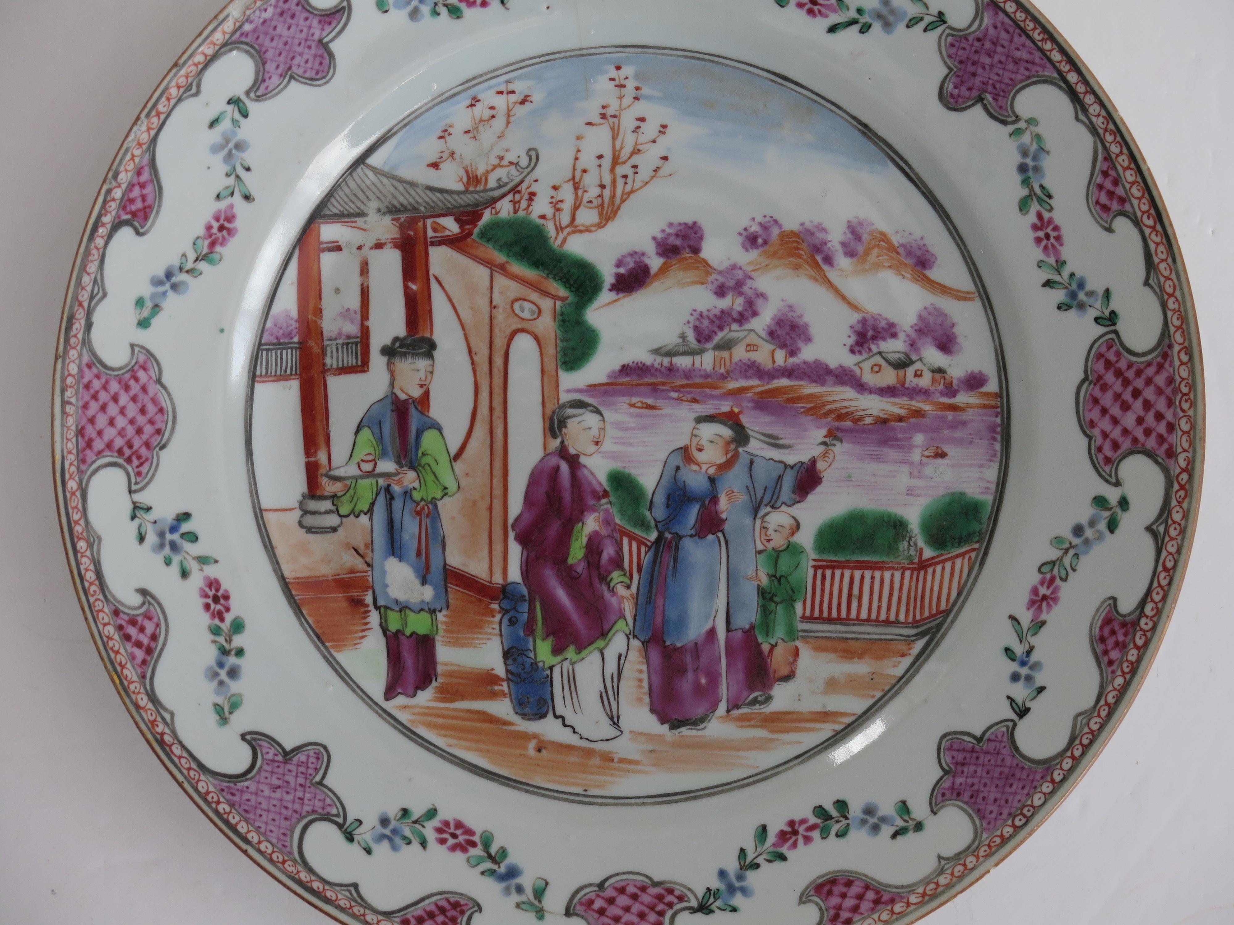 Pair 18th Century Chinese Porcelain Plates Famille Rose Long Eliza, Qing Qianlong In Good Condition In Lincoln, Lincolnshire