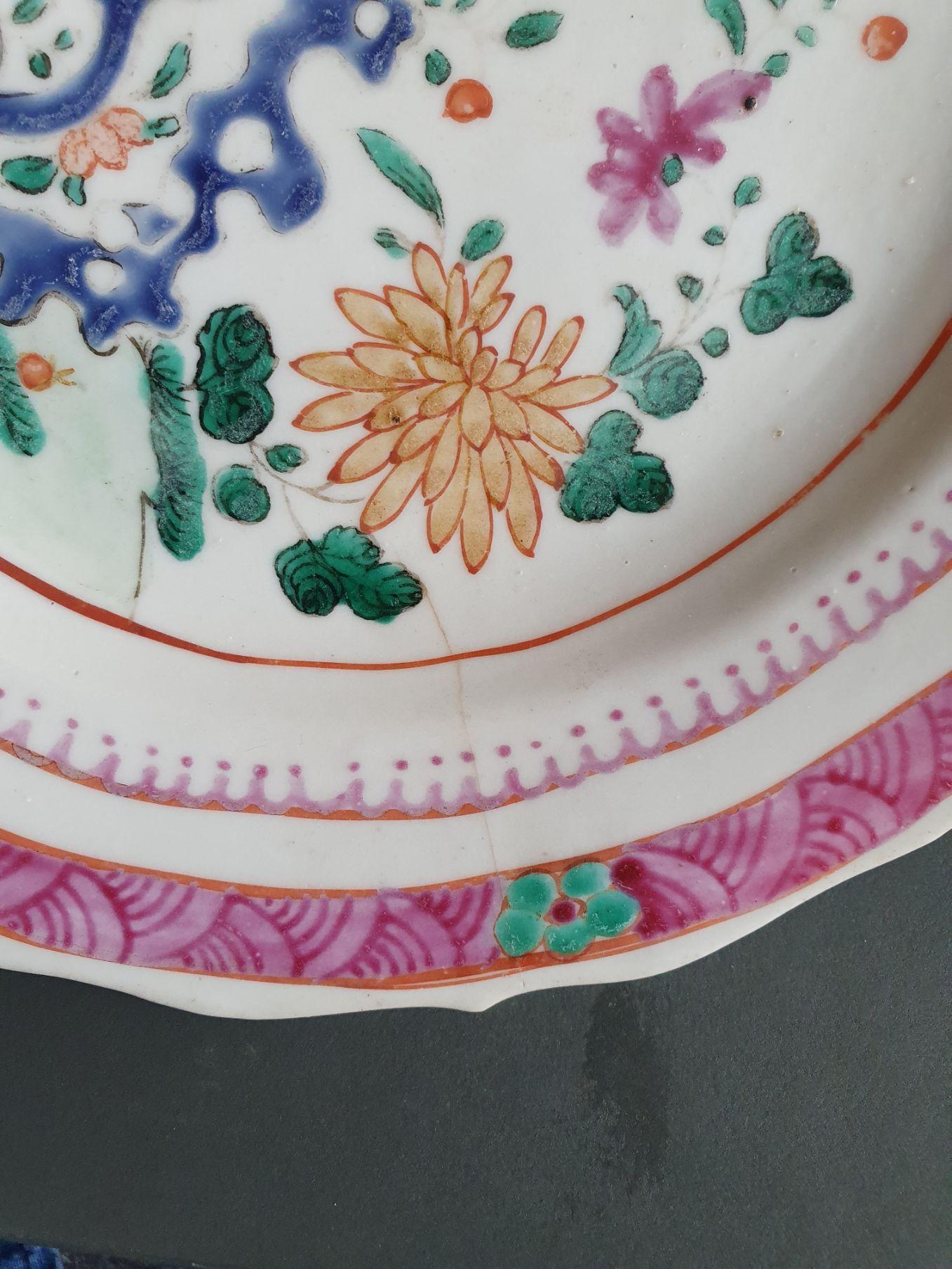 Paire d'assiettes à rochers en porcelaine d'Asie du Sud-Est du 18e siècle Bencharong à fleurs en vente 6