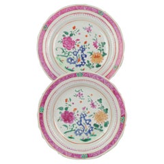 Paire d'assiettes à rochers en porcelaine d'Asie du Sud-Est du 18e siècle Bencharong à fleurs