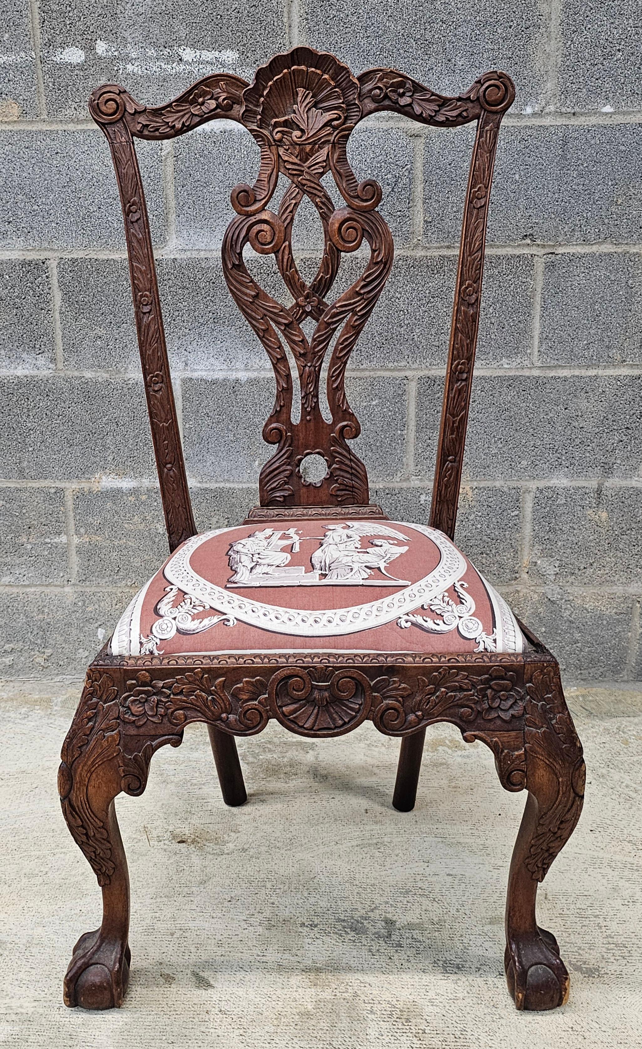 Pareja de sillas de caoba tallada Chippendale de Filadelfia del siglo XVIII en venta 4