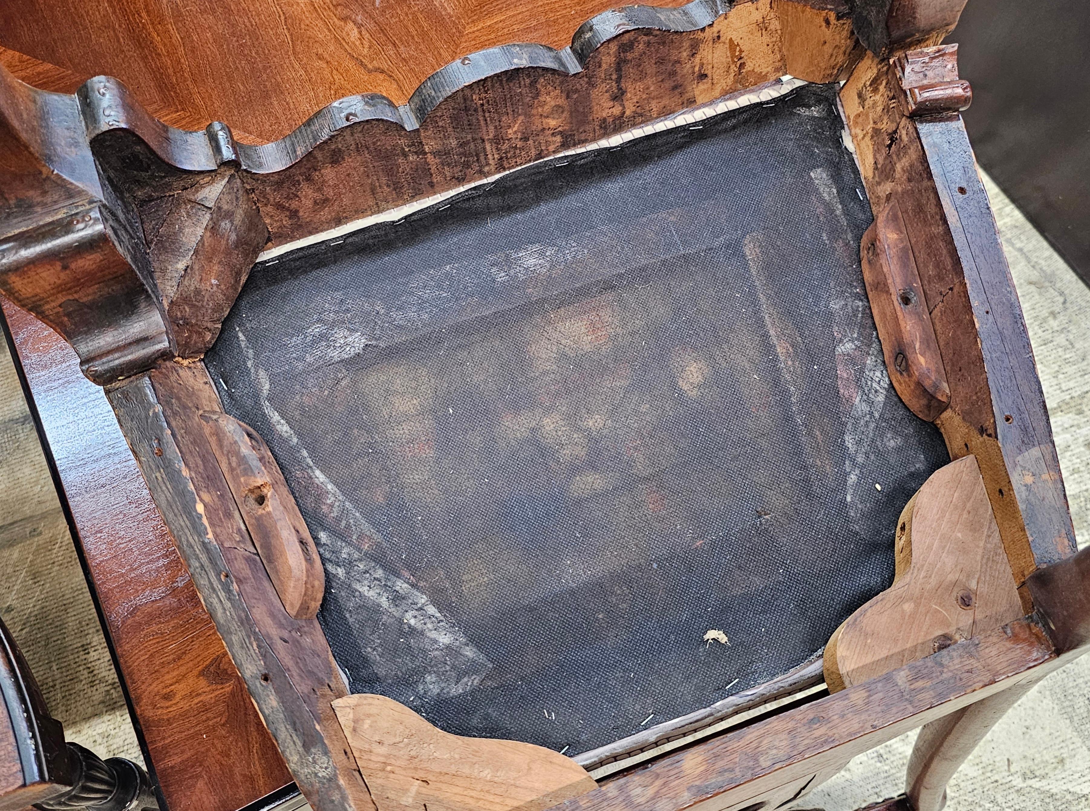 Pareja de sillas de caoba tallada Chippendale de Filadelfia del siglo XVIII en venta 5