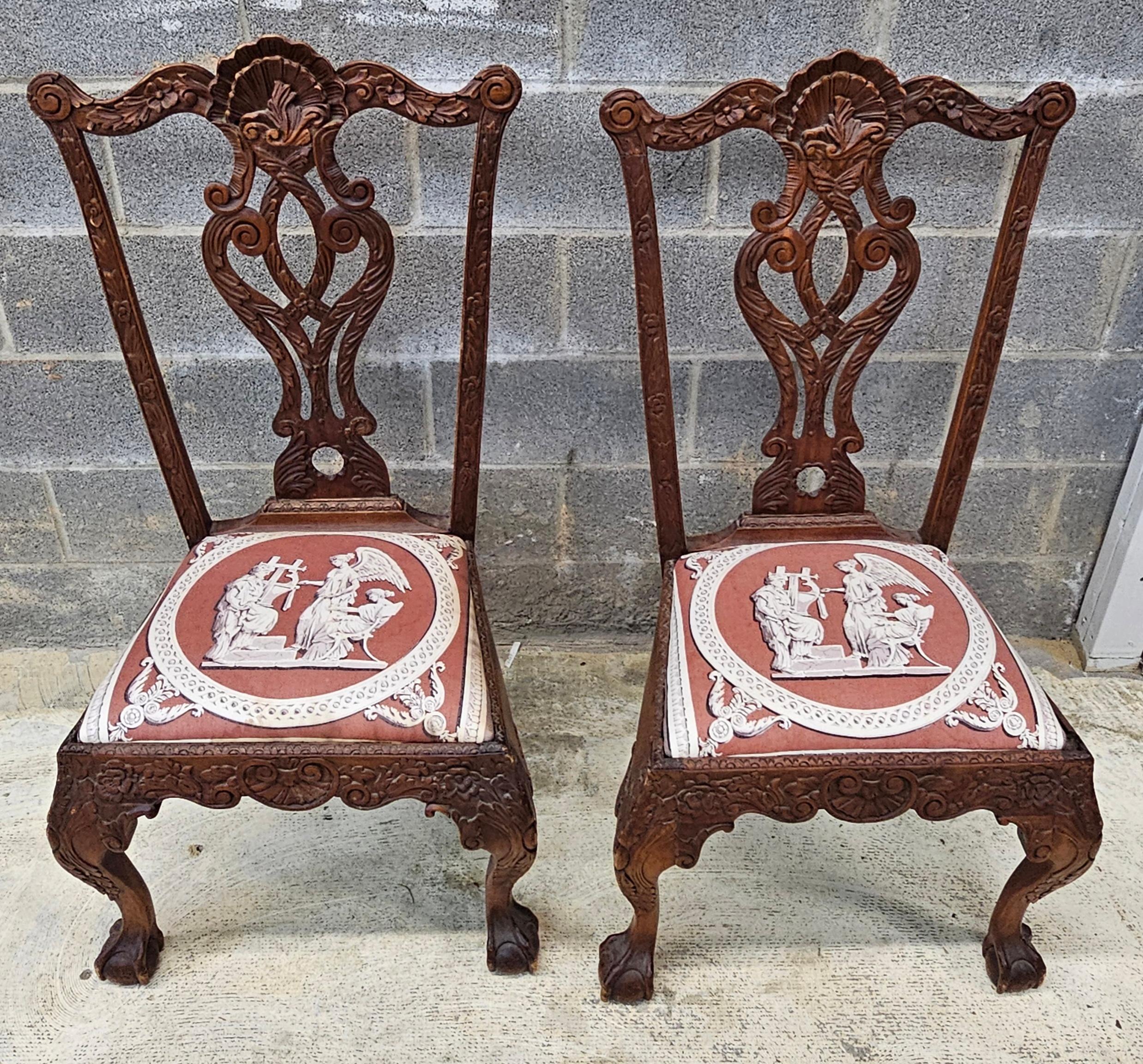 Impresionante pareja de sillas de caoba tallada Chippendale de Filadelfia del siglo XVIII, con tapicería de asiento más nueva. Una de las sillas auxiliares de estilo rococó más profusamente talladas que se conocen de la Filadelfia colonial. La