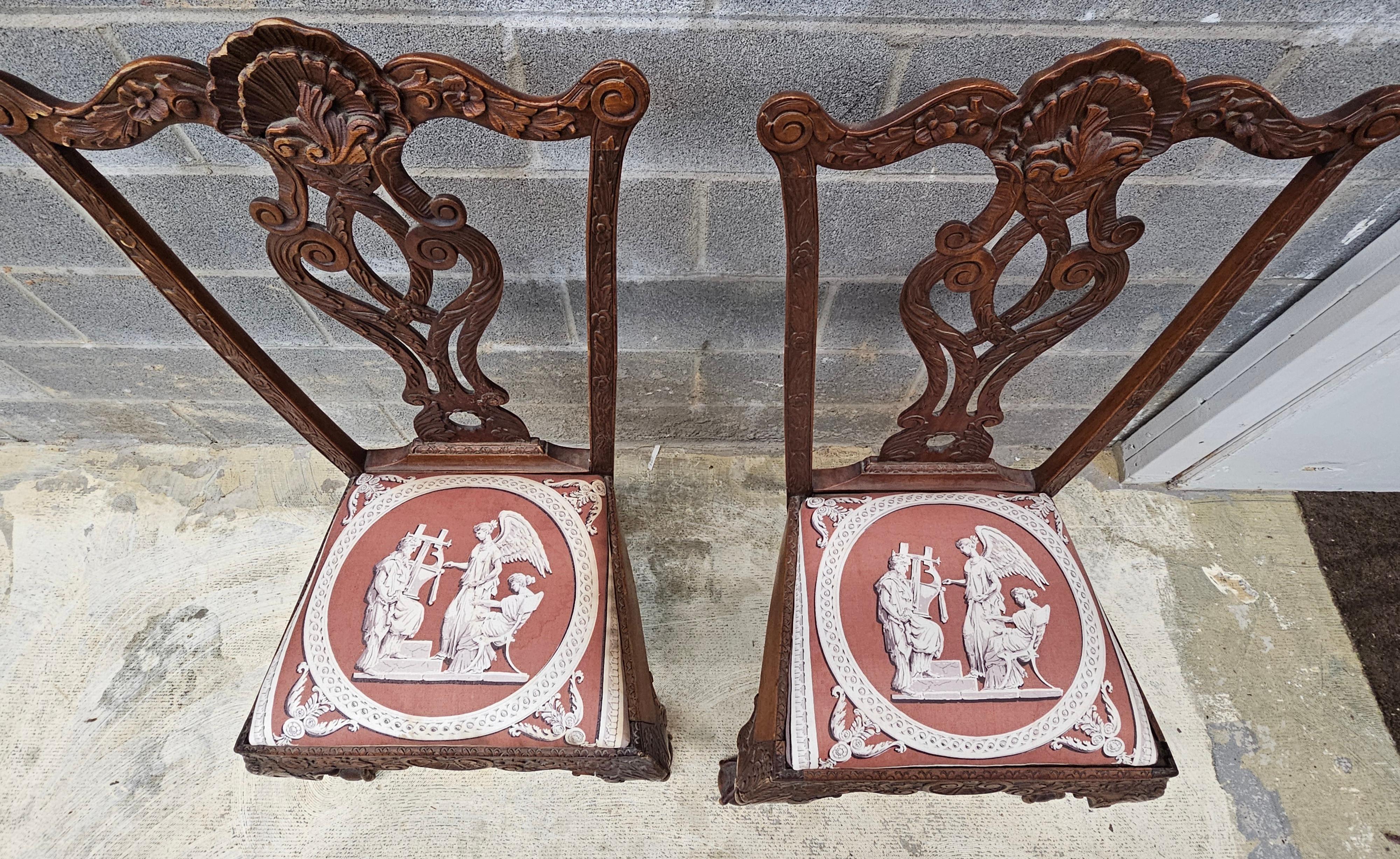 Pareja de sillas de caoba tallada Chippendale de Filadelfia del siglo XVIII Manchado en venta