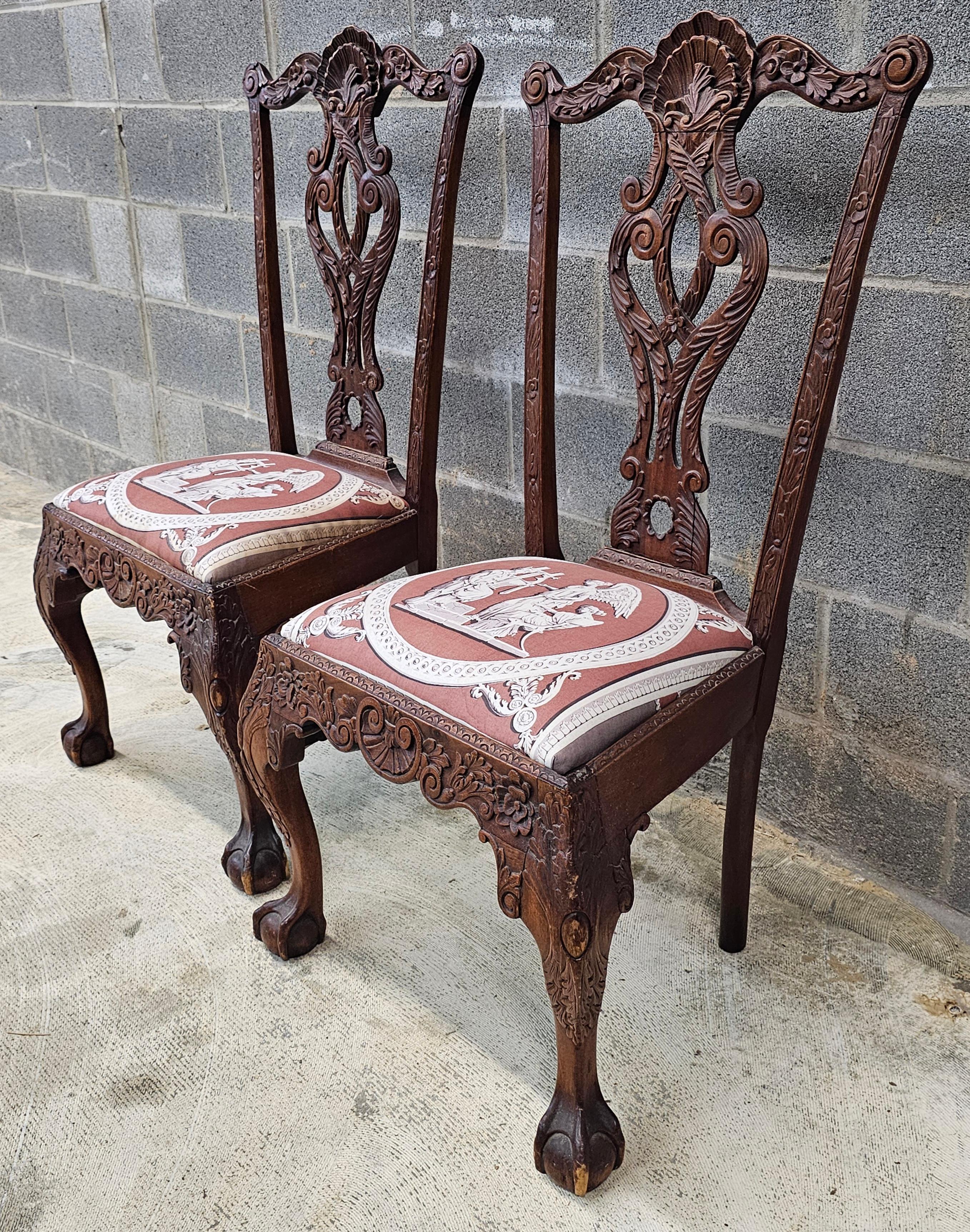 Pareja de sillas de caoba tallada Chippendale de Filadelfia del siglo XVIII Caoba en venta