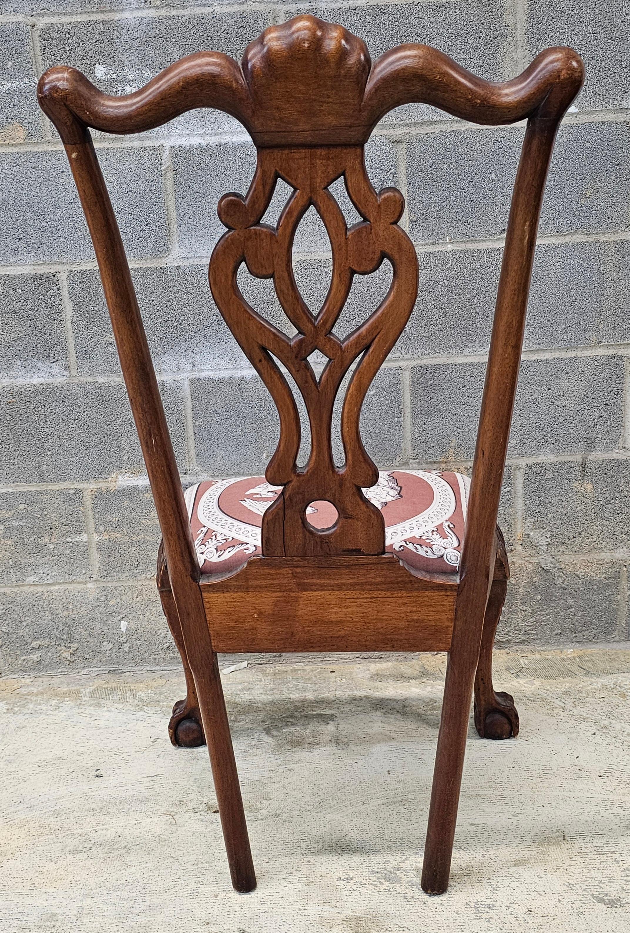 Pareja de sillas de caoba tallada Chippendale de Filadelfia del siglo XVIII en venta 3