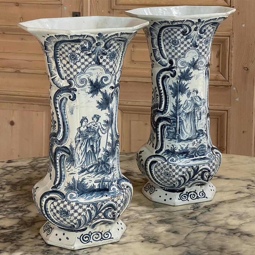 Das Paar blau-weiße Delft-Vasen aus dem 18. Jahrhundert gehört zu einem Typus, der von Jahr zu Jahr seltener wird. Leider bedeutet die Zerbrechlichkeit dieser handgefertigten Keramik, dass jedes Jahr ein gewisser Prozentsatz durch Bruch verloren