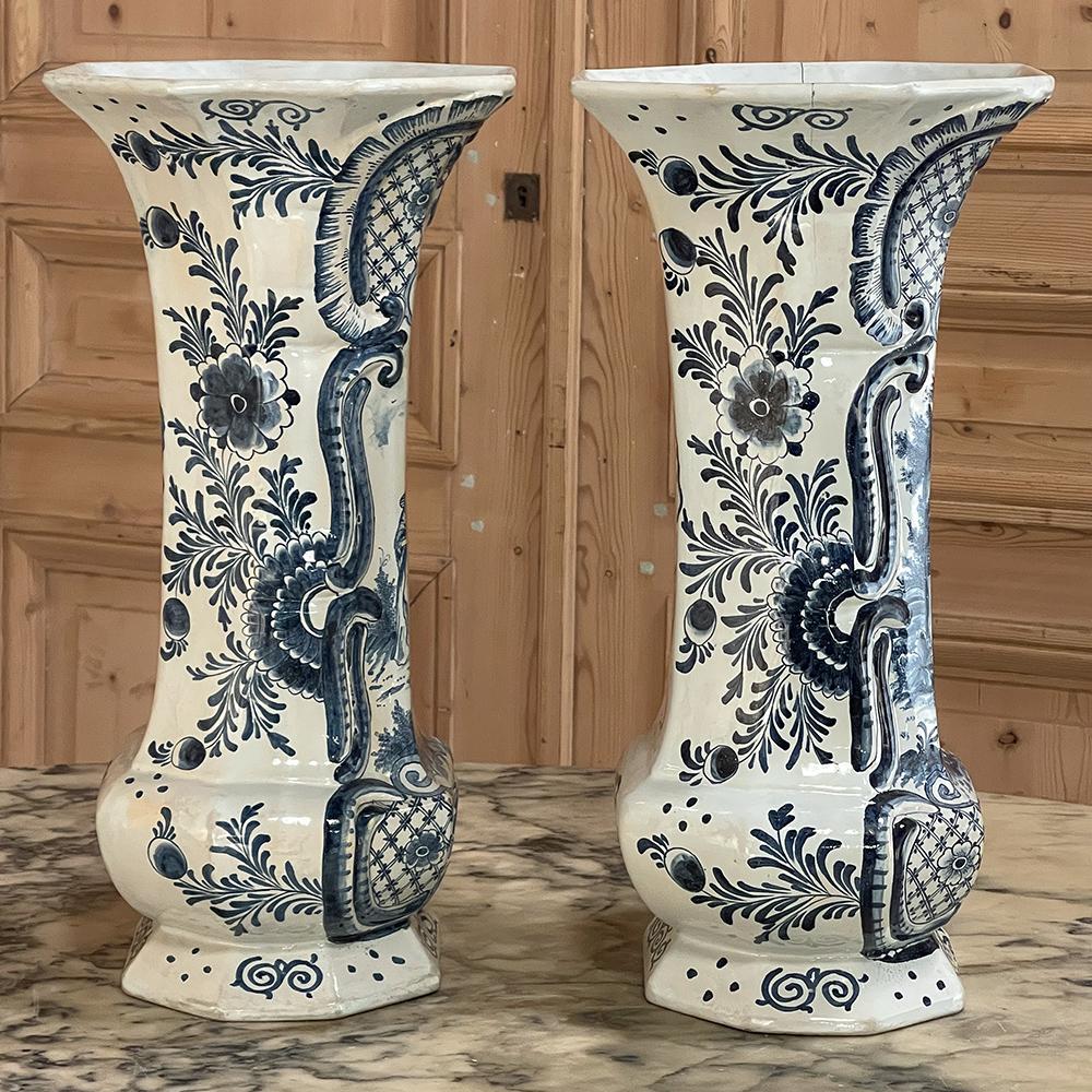 Paar Delft Blau-Weiß-Vasen aus dem 18. (Handbemalt) im Angebot