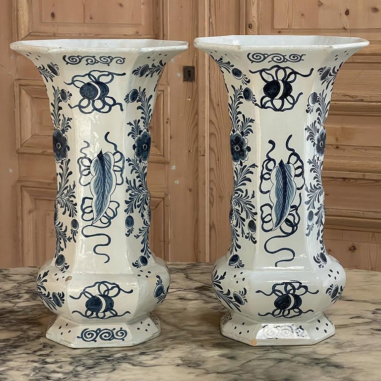 Pair 18th Century Delft Blue & White Vases In Good Condition For Sale In Dallas, TX