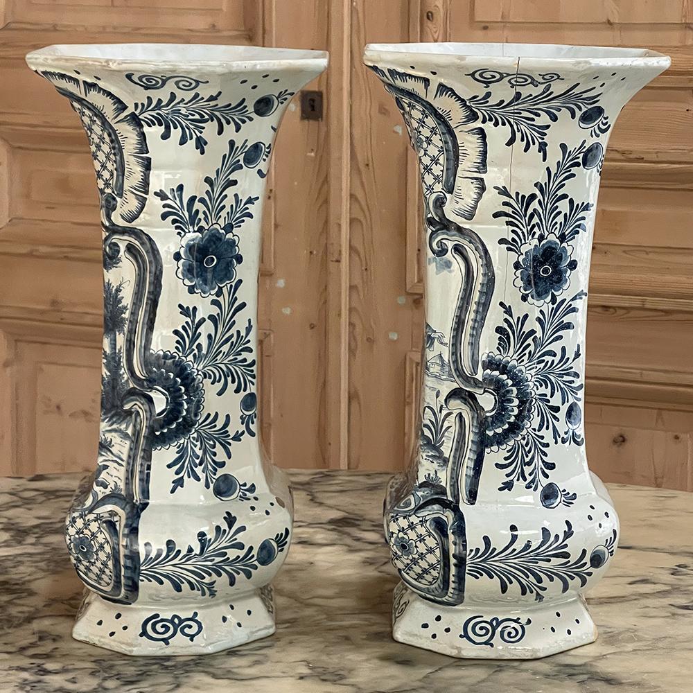 Paar Delft Blau-Weiß-Vasen aus dem 18. (18. Jahrhundert) im Angebot