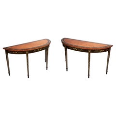 Paire de tables d'appoint peintes en demi-lune du 18ème siècle