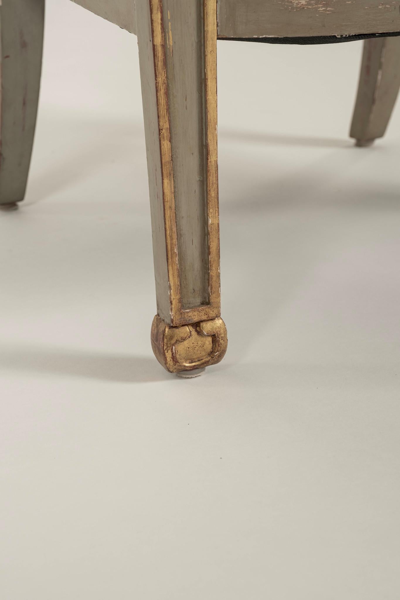 Paire de bergères du XVIIIe siècle Directoire à parcelles d'or peintes en doré en vente 4