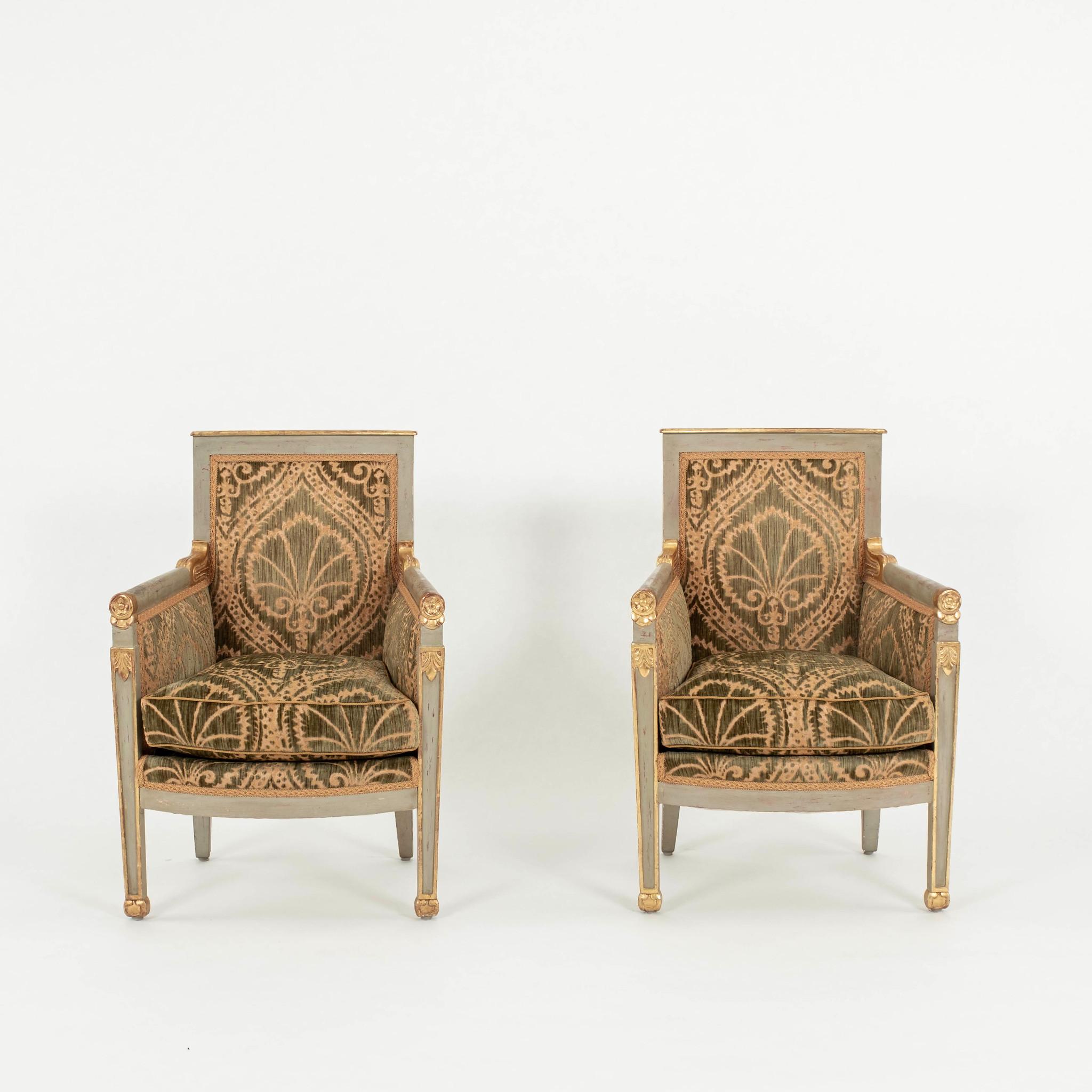 Squisita coppia di bergères Directoire della fine del XVIII secolo con dettagli dorati, vernice verde mare sbiadita e rivestimento in velluto veneziano Velluto Sforza con schienale esterno in tessuto a quadri a contrasto,

In copertina su House and