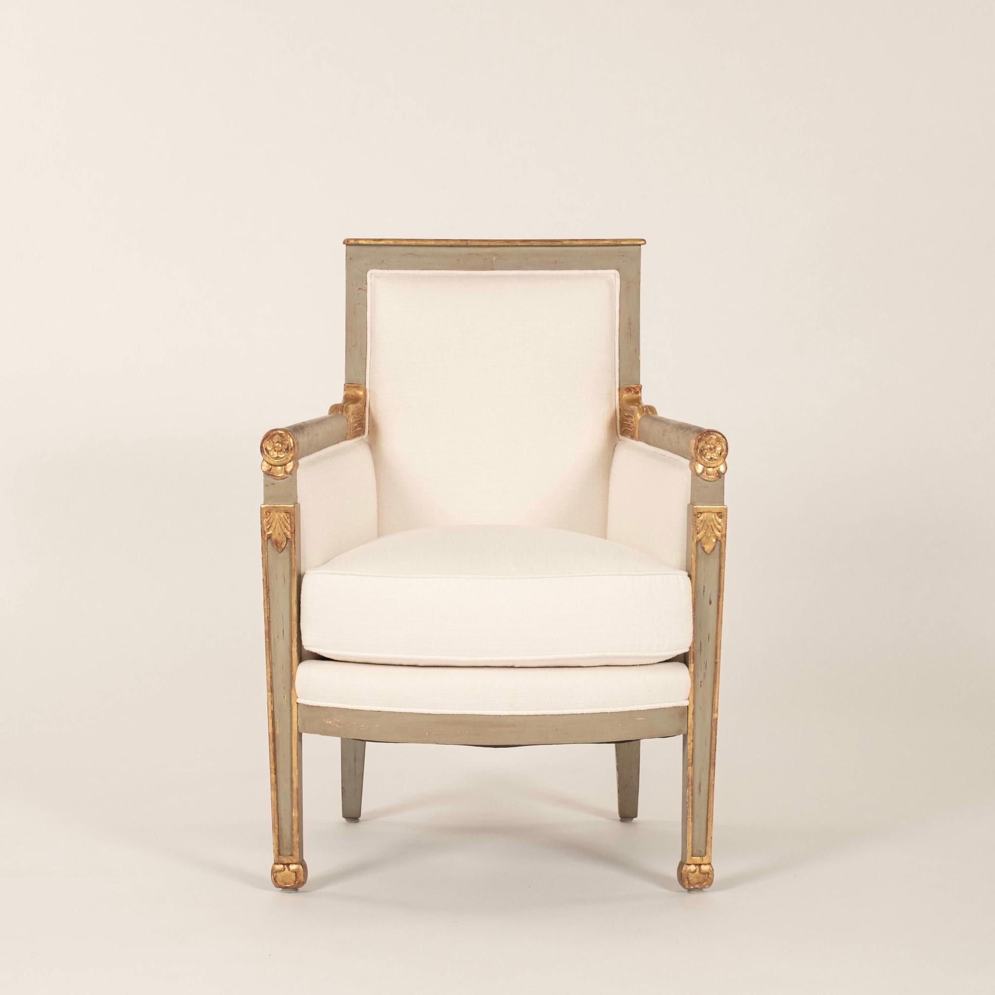 Exquise paire de bergères Directoire de la fin du XVIIIe siècle, avec des détails dorés parcellaires, une peinture vert de mer délavée et une garniture en velours vénitien Velluto Sforza, avec un dossier extérieur en tissu à carreaux contrasté,

En