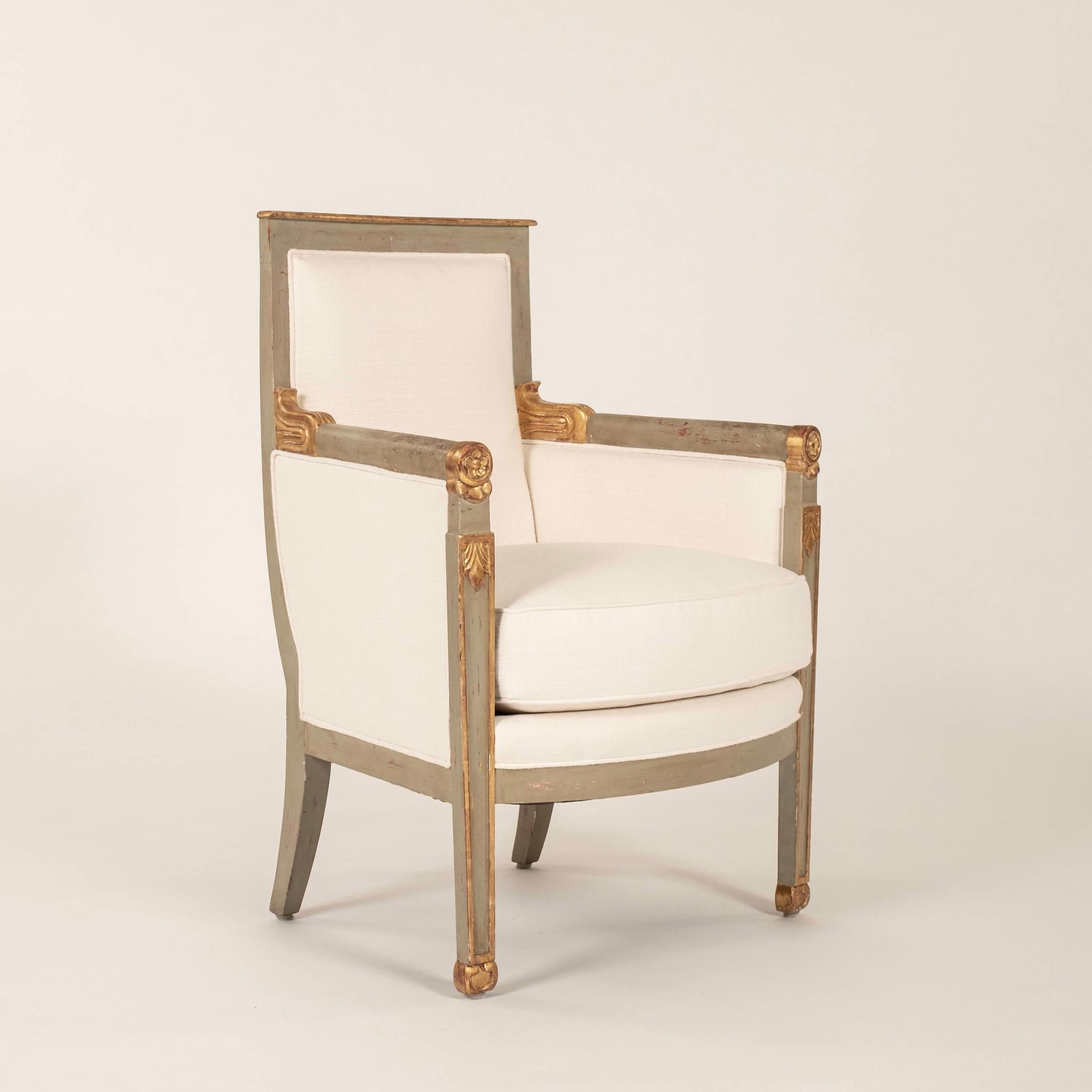 Français Paire de bergères du XVIIIe siècle Directoire à parcelles d'or peintes en doré en vente