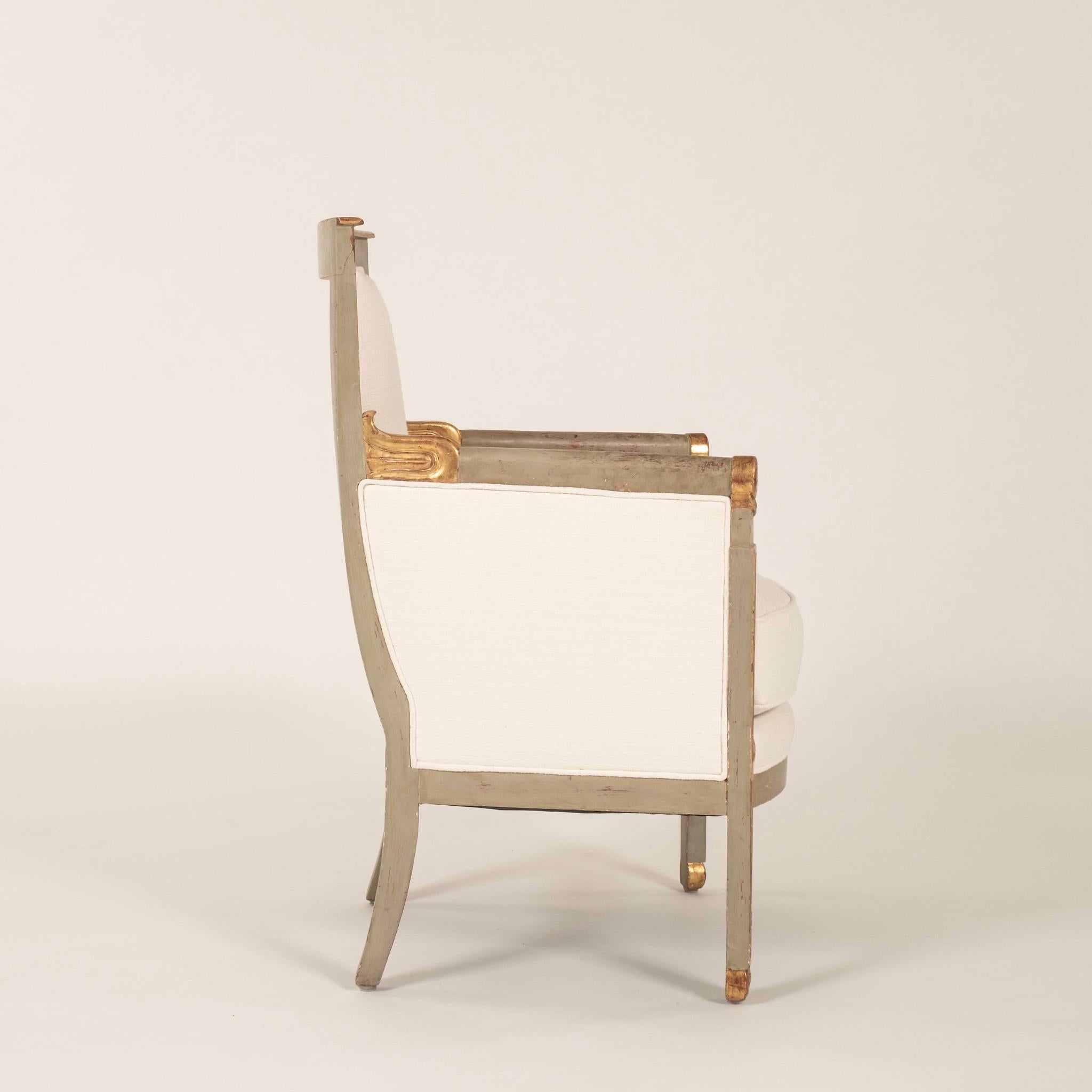 Peint Paire de bergères du XVIIIe siècle Directoire à parcelles d'or peintes en doré en vente