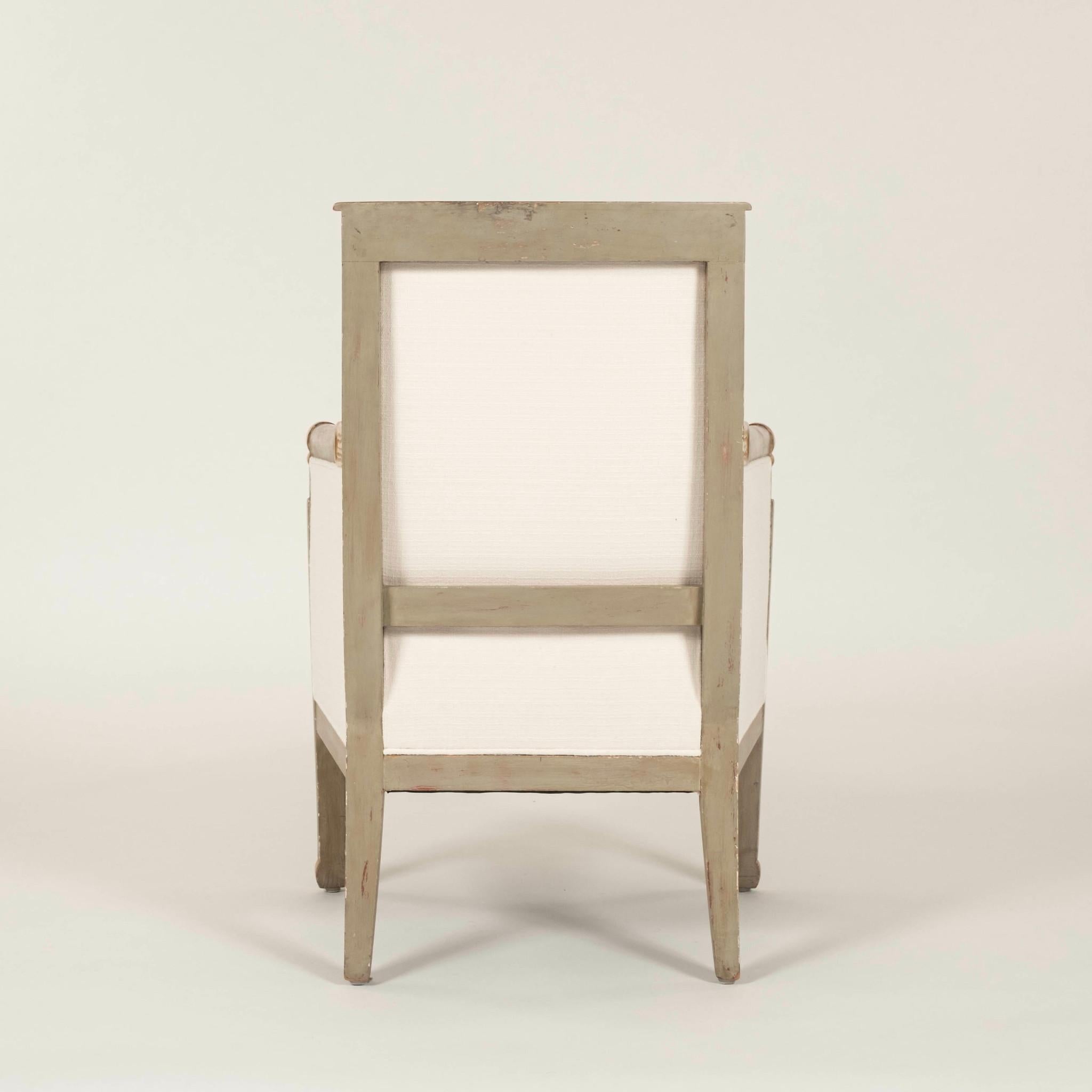 Paire de bergères du XVIIIe siècle Directoire à parcelles d'or peintes en doré Bon état - En vente à Houston, TX