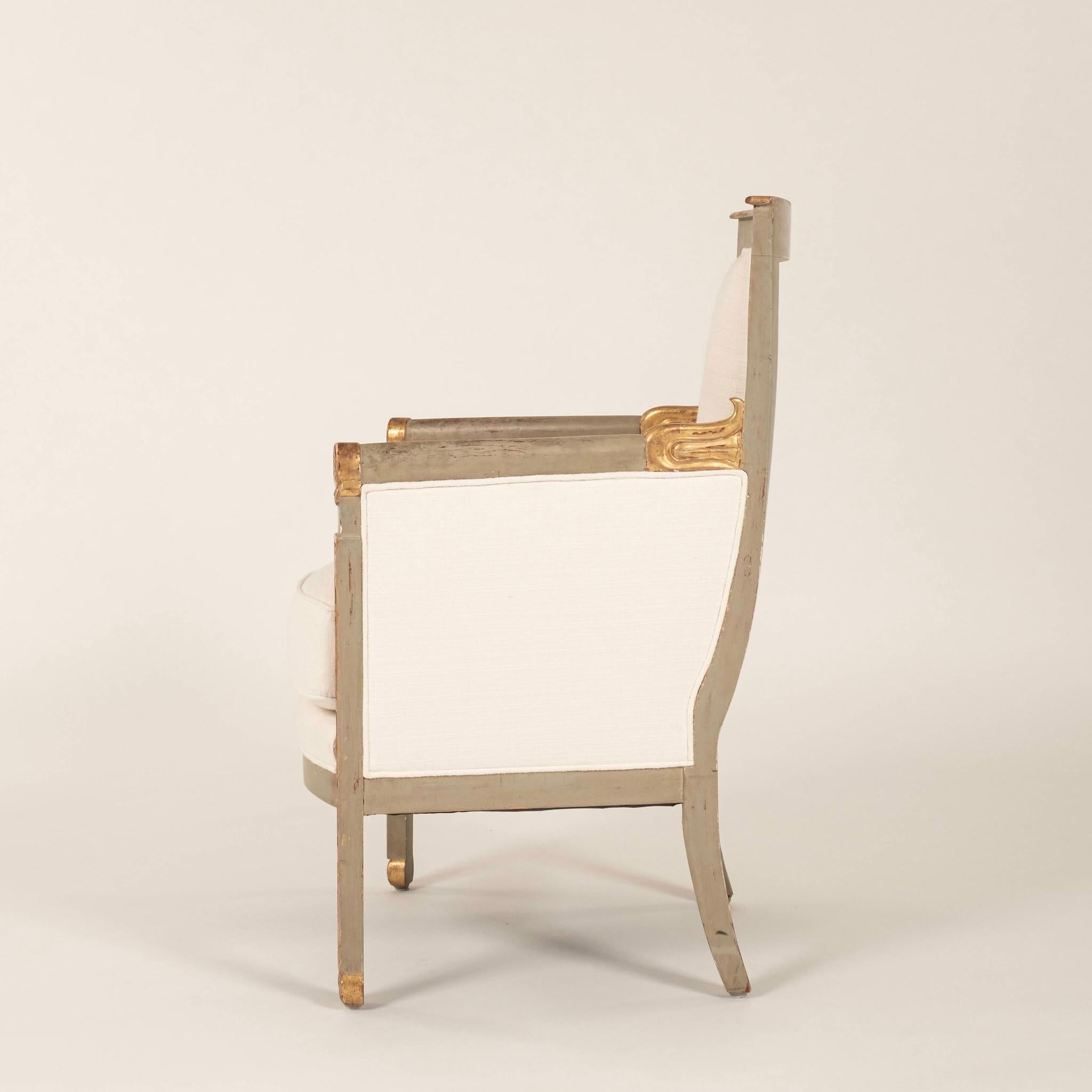 Velours Paire de bergères du XVIIIe siècle Directoire à parcelles d'or peintes en doré en vente