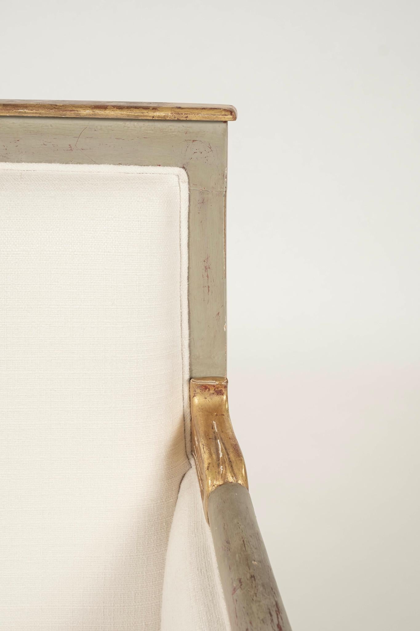 Paire de bergères du XVIIIe siècle Directoire à parcelles d'or peintes en doré en vente 1