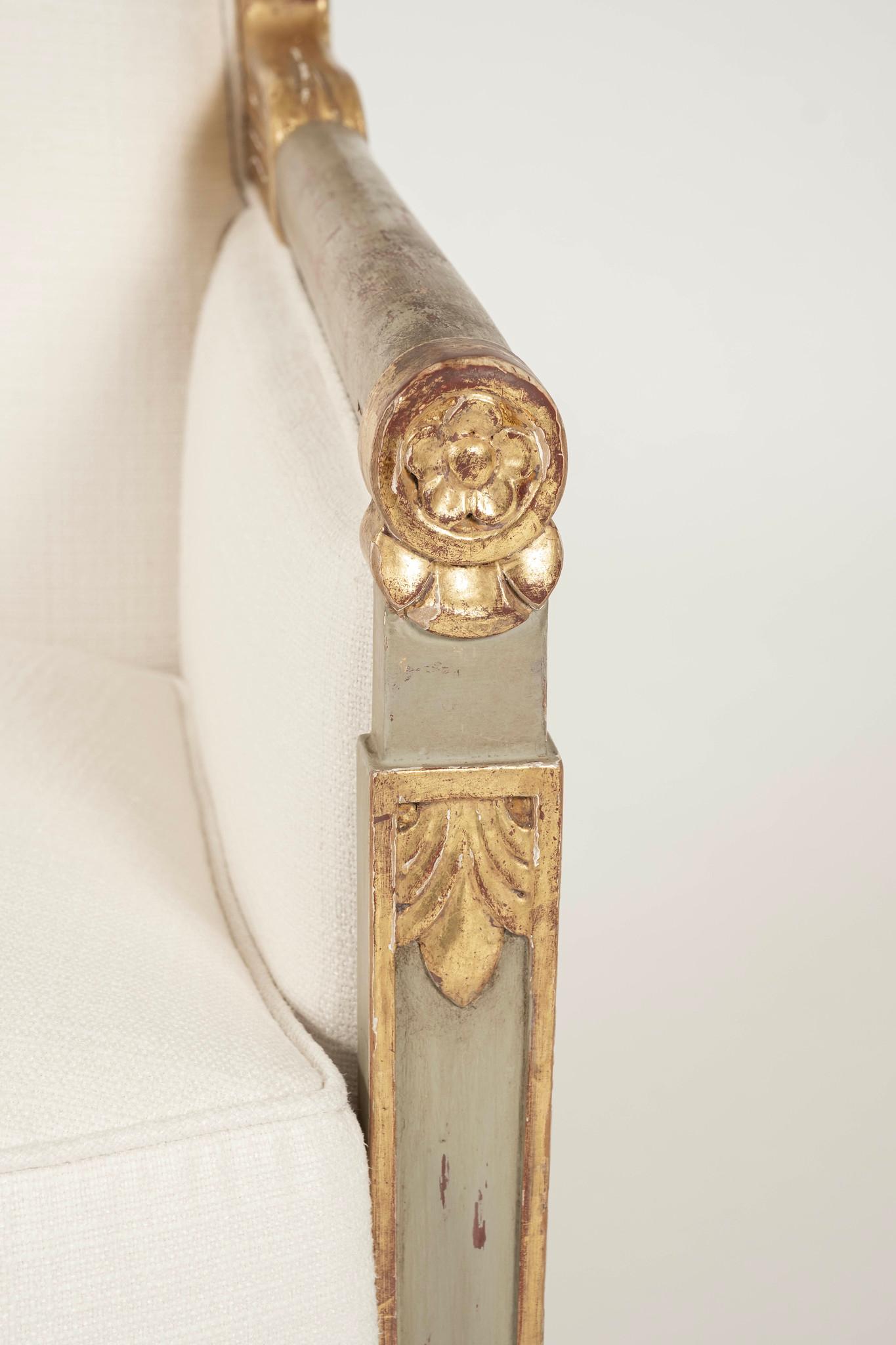 Paire de bergères du XVIIIe siècle Directoire à parcelles d'or peintes en doré en vente 2