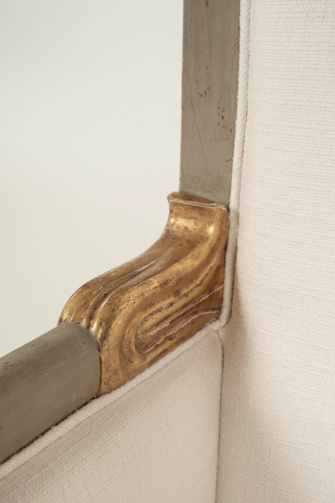 Paire de bergères du XVIIIe siècle Directoire à parcelles d'or peintes en doré en vente 3