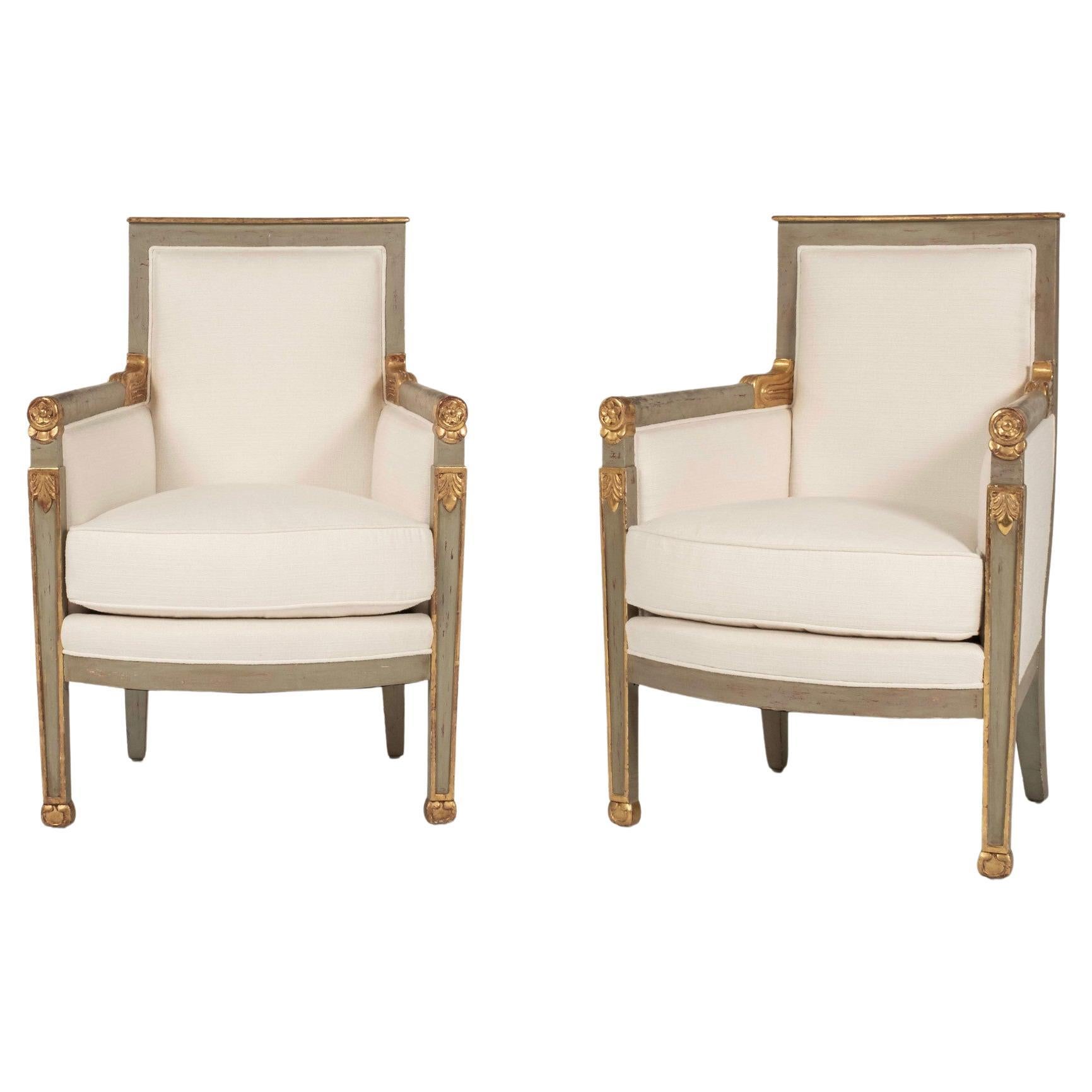 Paire de bergères du XVIIIe siècle Directoire à parcelles d
or peintes en doré en vente