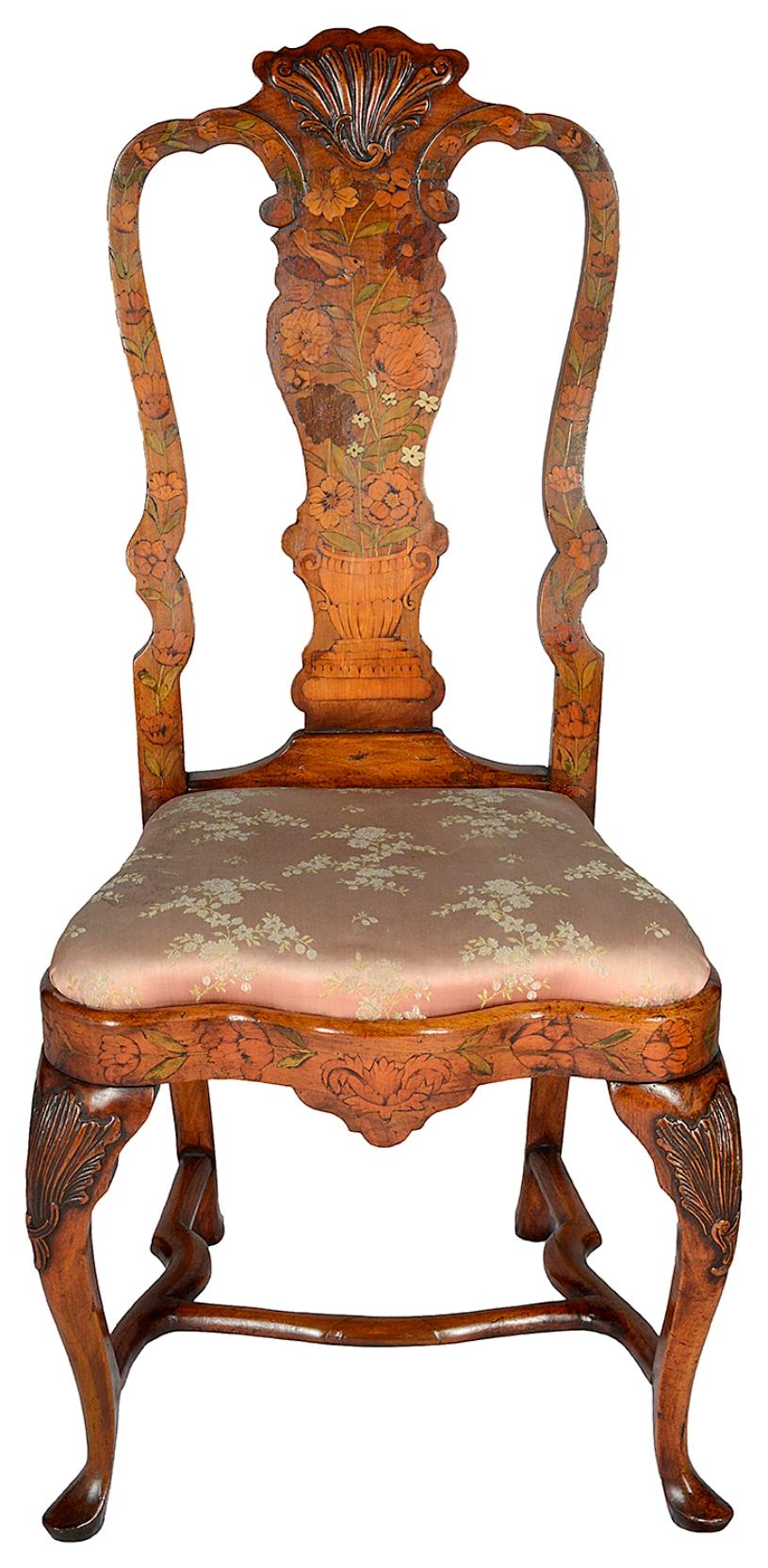 Très bonne paire de chaises d'appoint en marqueterie hollandaise du XVIIIe siècle, chacune avec un décor sculpté de coquillages et de feuilles, des fleurs, des feuilles et des oiseaux incrustés sur le dossier, les supports et la frise, des sièges en