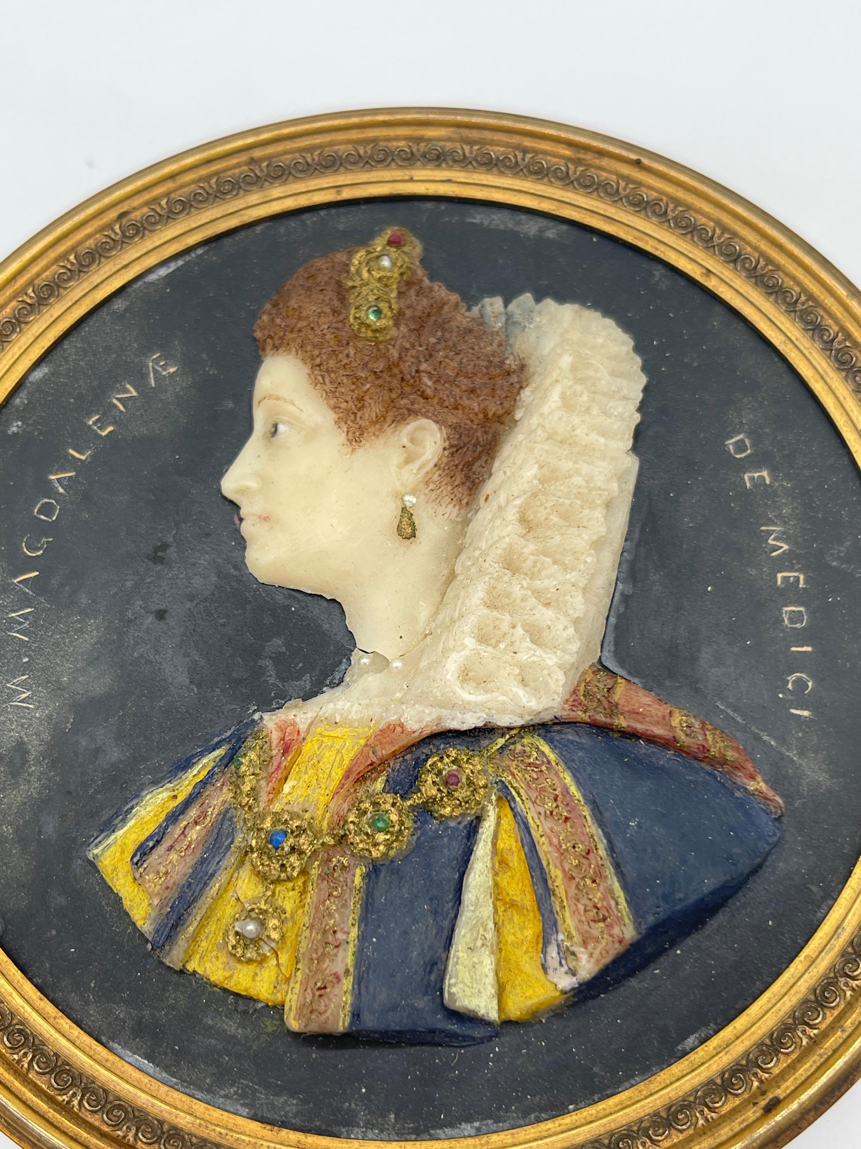 Italiano Coppia 18° secolo  Eleanora e M. Magdalena Medici ritratti in cera su ardesia in vendita