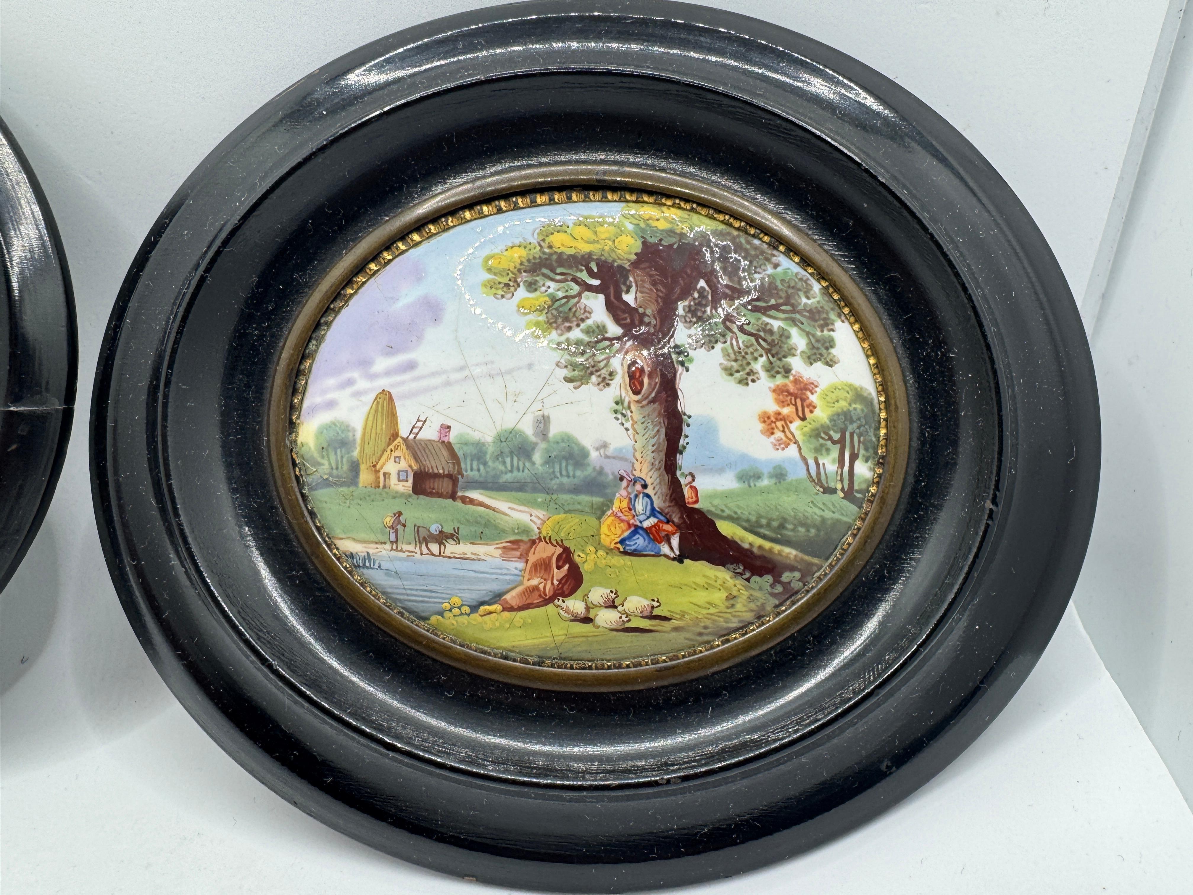 Britannique Paire de plaques ovales en émail Bilston du 18ème siècle en vente