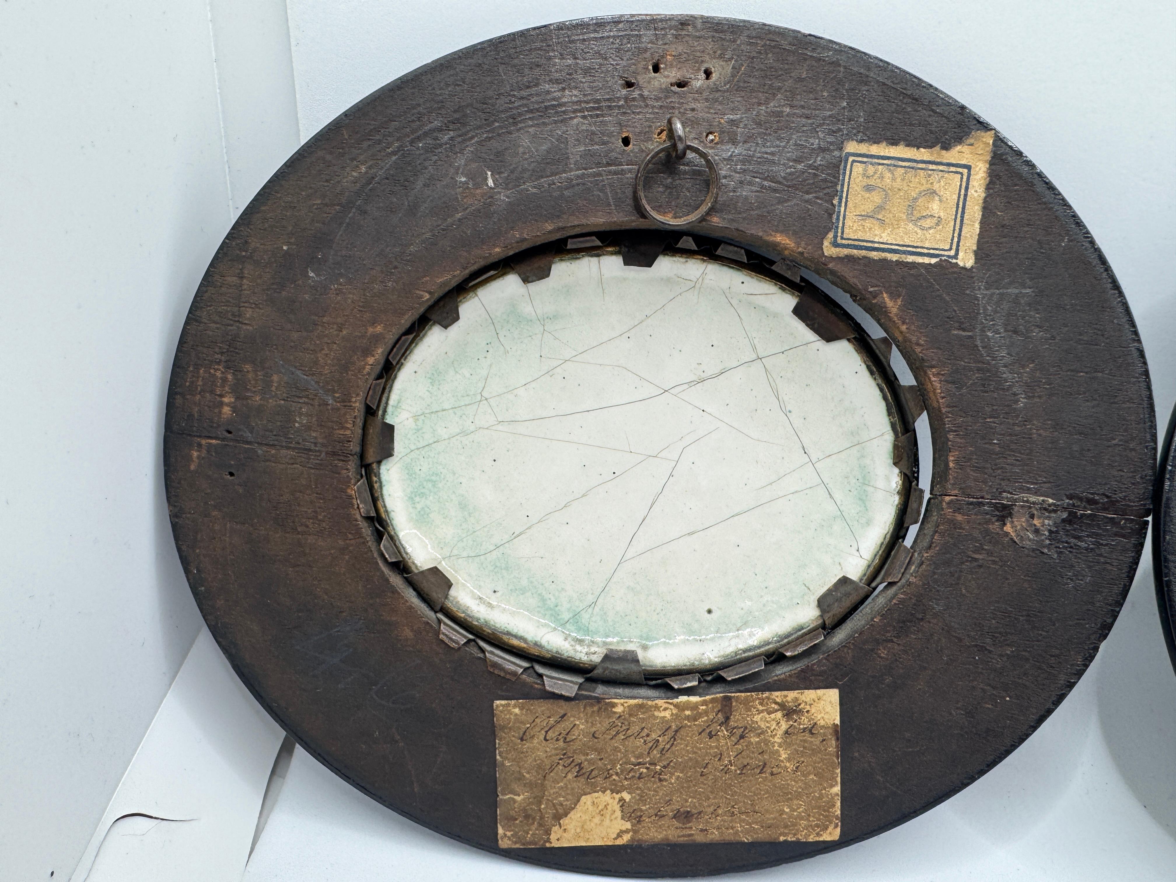 XVIIIe siècle Paire de plaques ovales en émail Bilston du 18ème siècle en vente