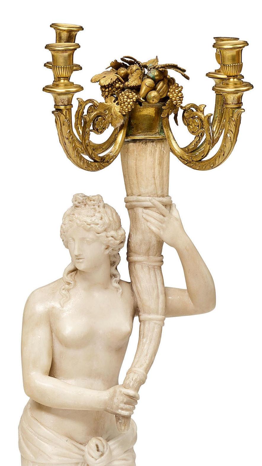 Paar französische figurale Kandelaber aus vergoldeter Bronze und Marmor aus dem 18. Jahrhundert im Angebot 1
