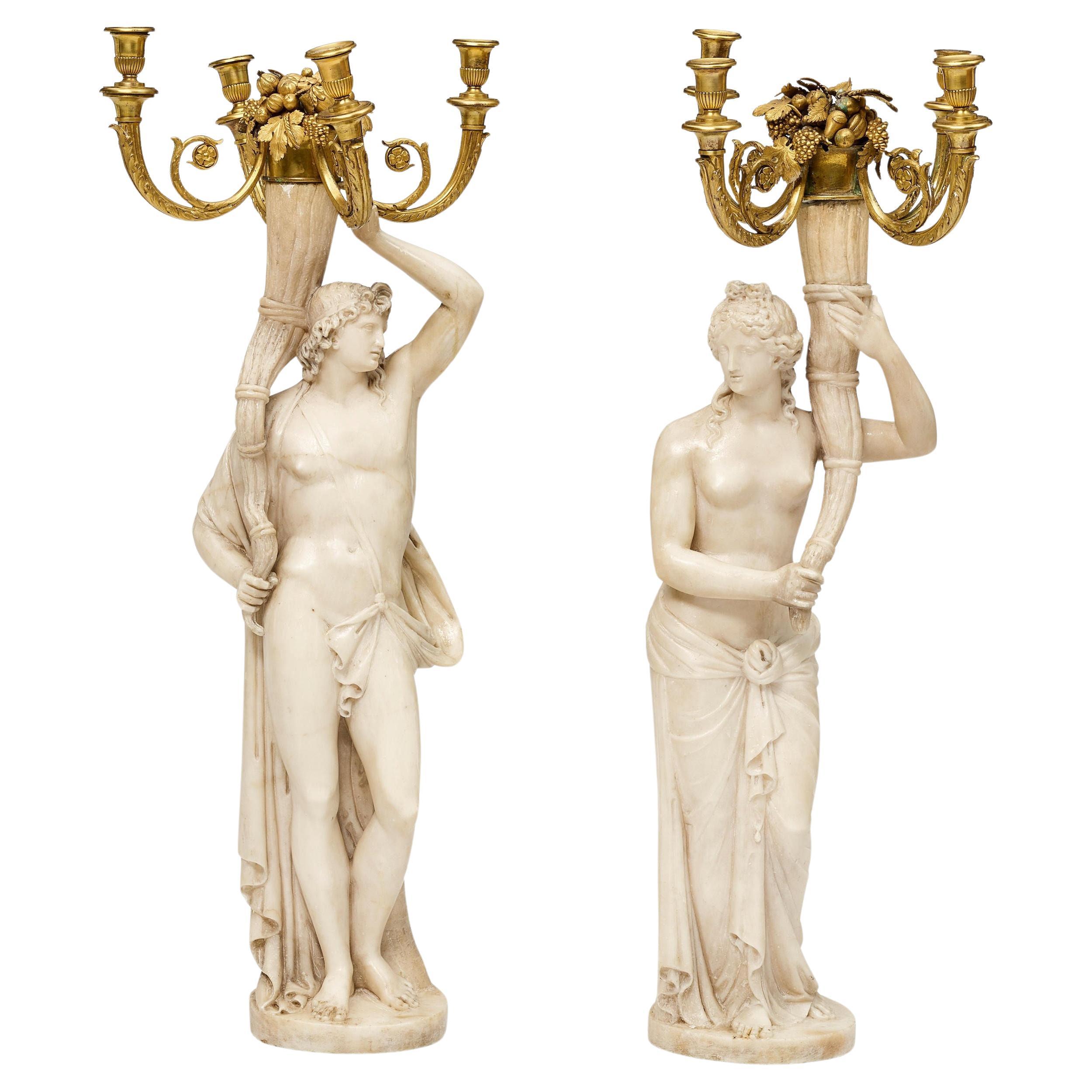 Paire de candélabres figuratifs français du 18ème siècle en bronze doré et marbre