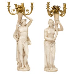 Paire de candélabres figuratifs français du 18ème siècle en bronze doré et marbre