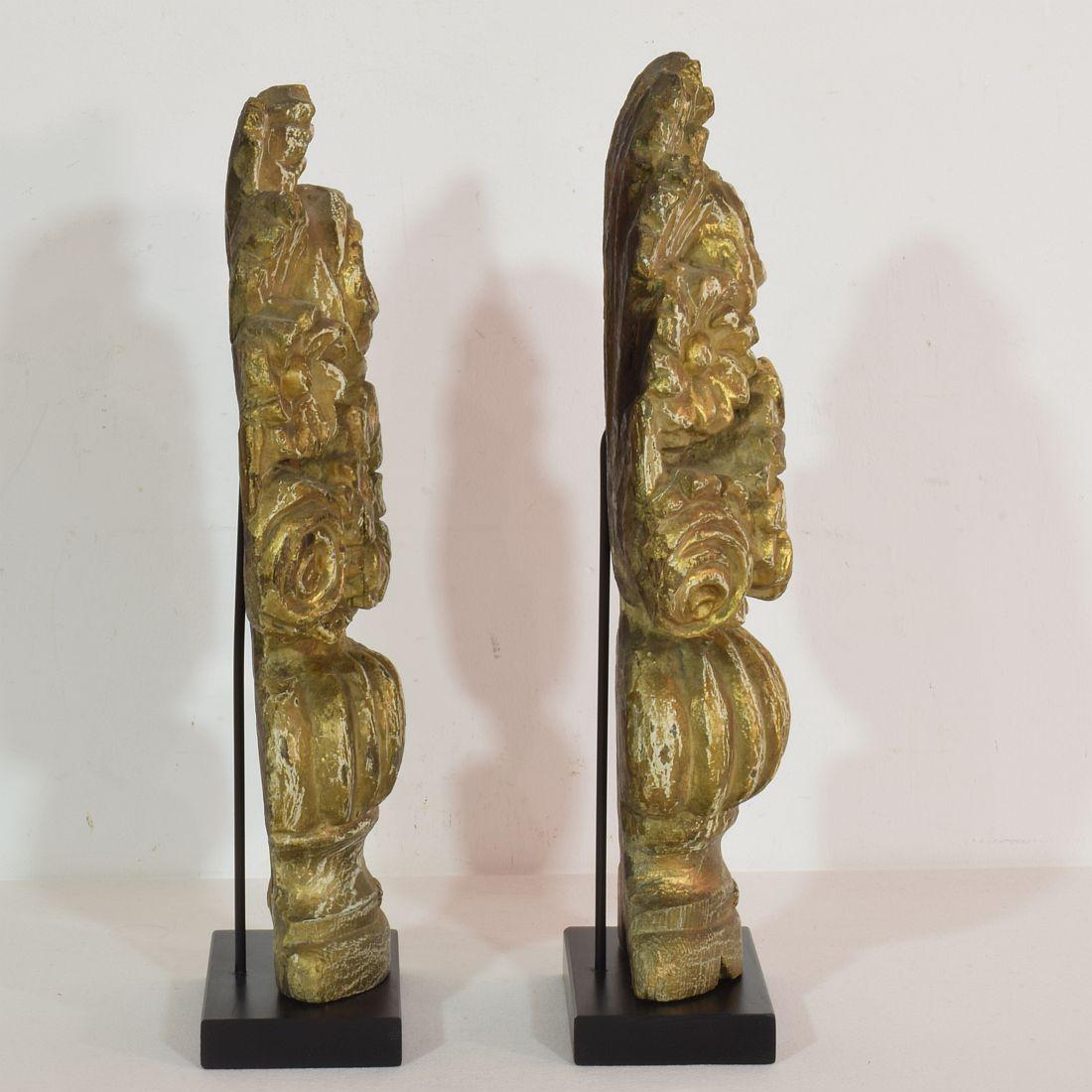 Pair 18th Century French Handcarved Baroque Vase Ornaments In Good Condition In Buisson, FR