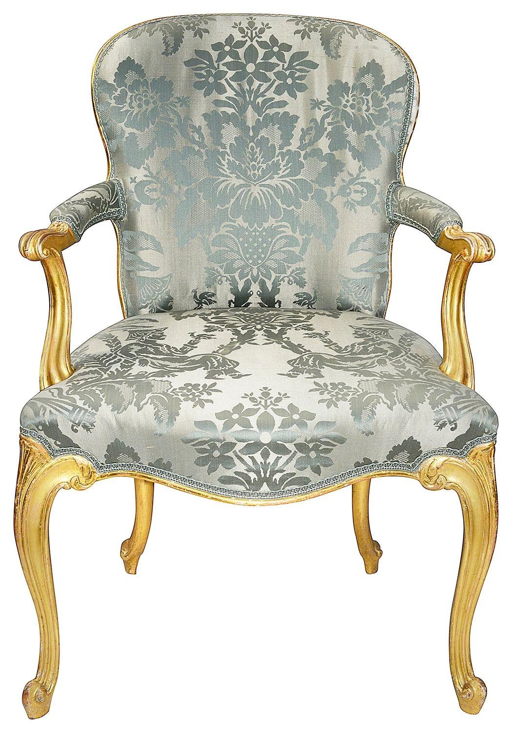 Une paire de fauteuils de style Hepplewhite dorés du XVIIIe siècle, de très bonne qualité. Chacun d'entre eux est doté d'un élégant cadre en bois sculpté, d'un dossier et d'une assise rembourrés, le tout reposant sur des pieds cabriole