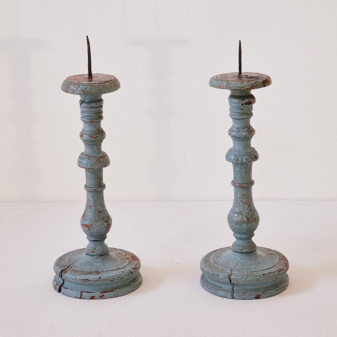 Wonderful and very pure pair of turned wooden candlesticks with their beautiful old blue color.
Corsica, France circa 1750. Weathered and small losses.