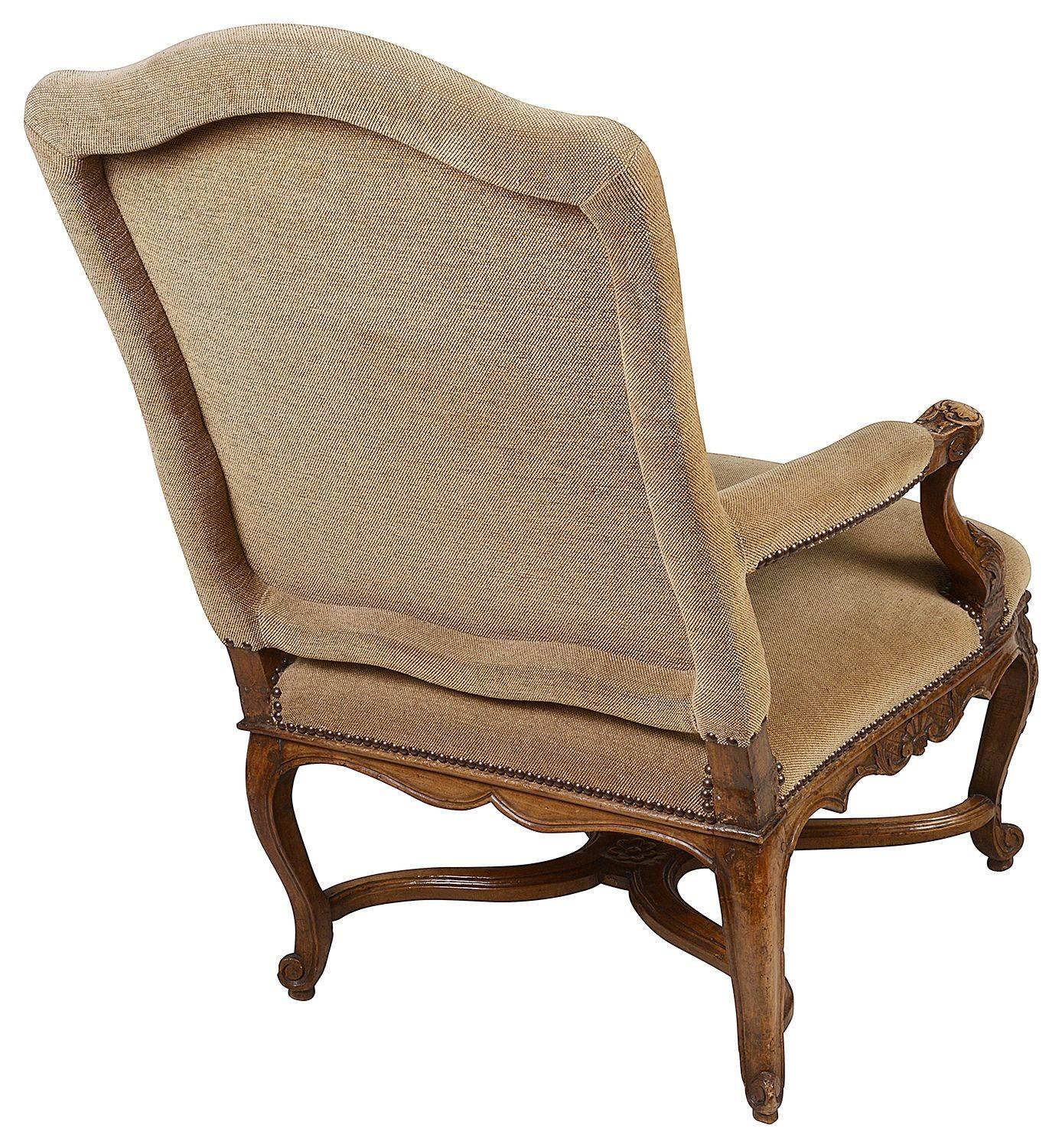 Paar französische Bergere-Sessel aus Nussbaumholz, 18. Jahrhundert (Walnuss) im Angebot