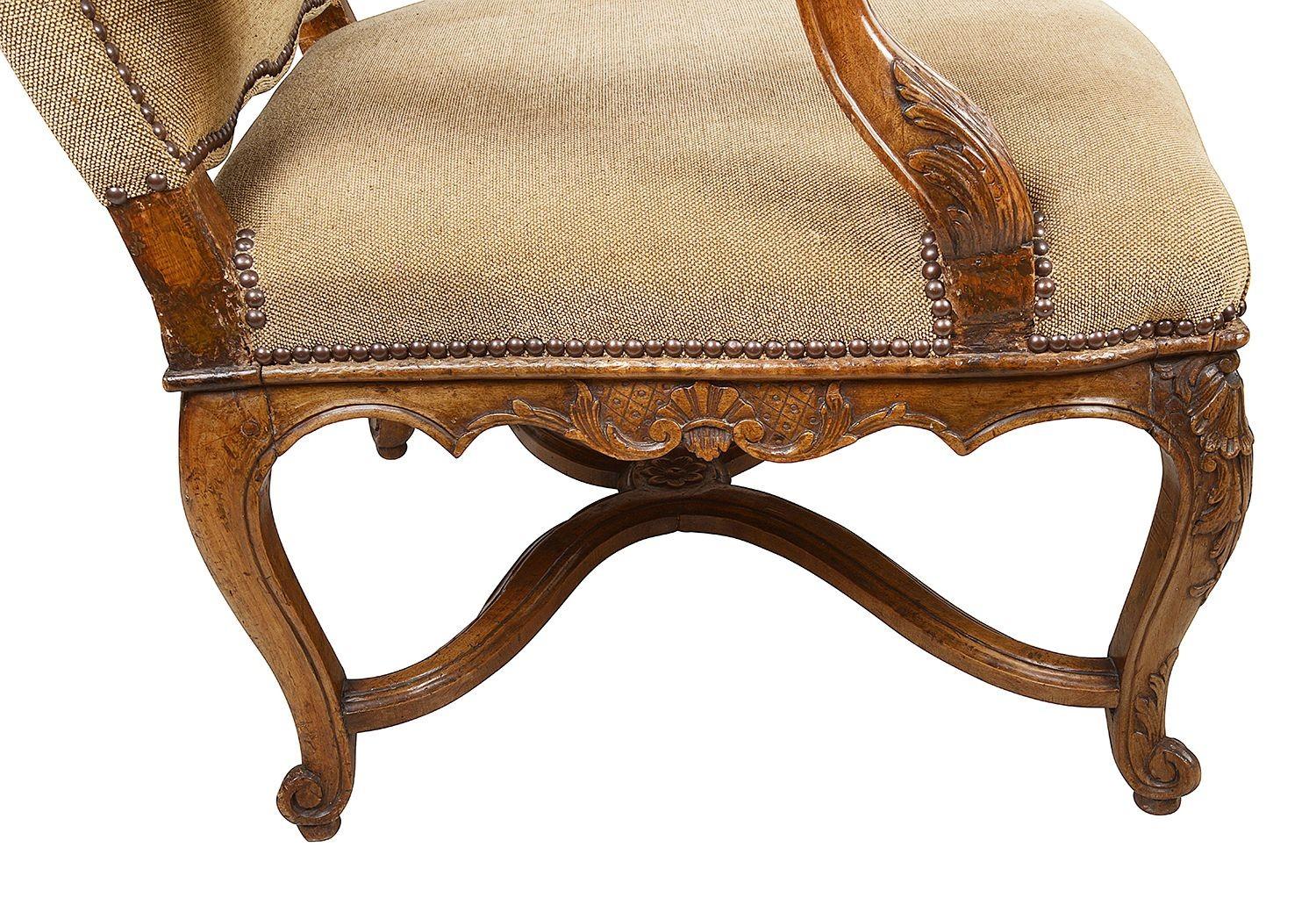 Paar französische Bergere-Sessel aus Nussbaumholz, 18. Jahrhundert im Angebot 1