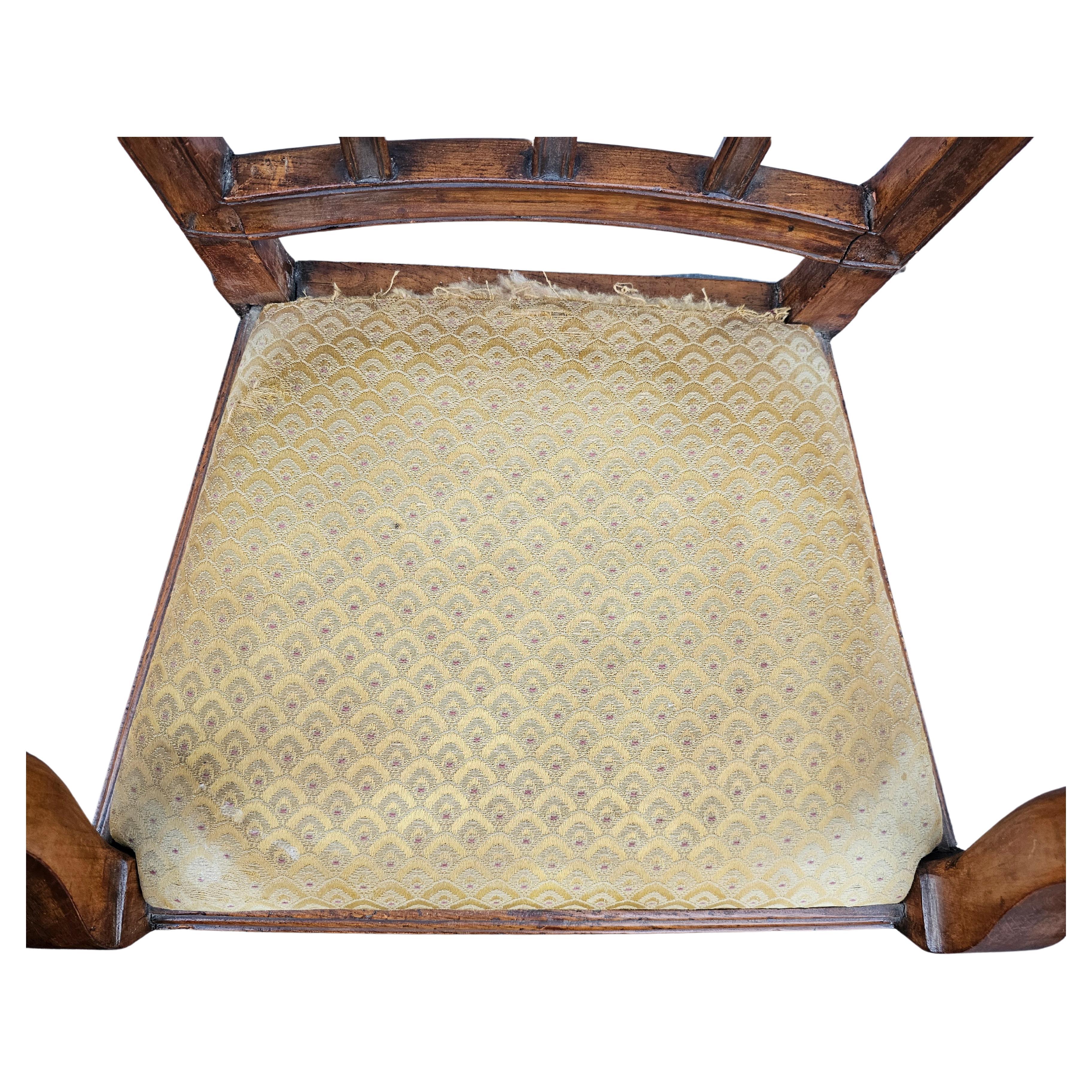 Pareja de Sillones con Respaldo de Escudo Tapizados de Madera Mixta Estilo Jorge III del Siglo XVIII Tallado en venta