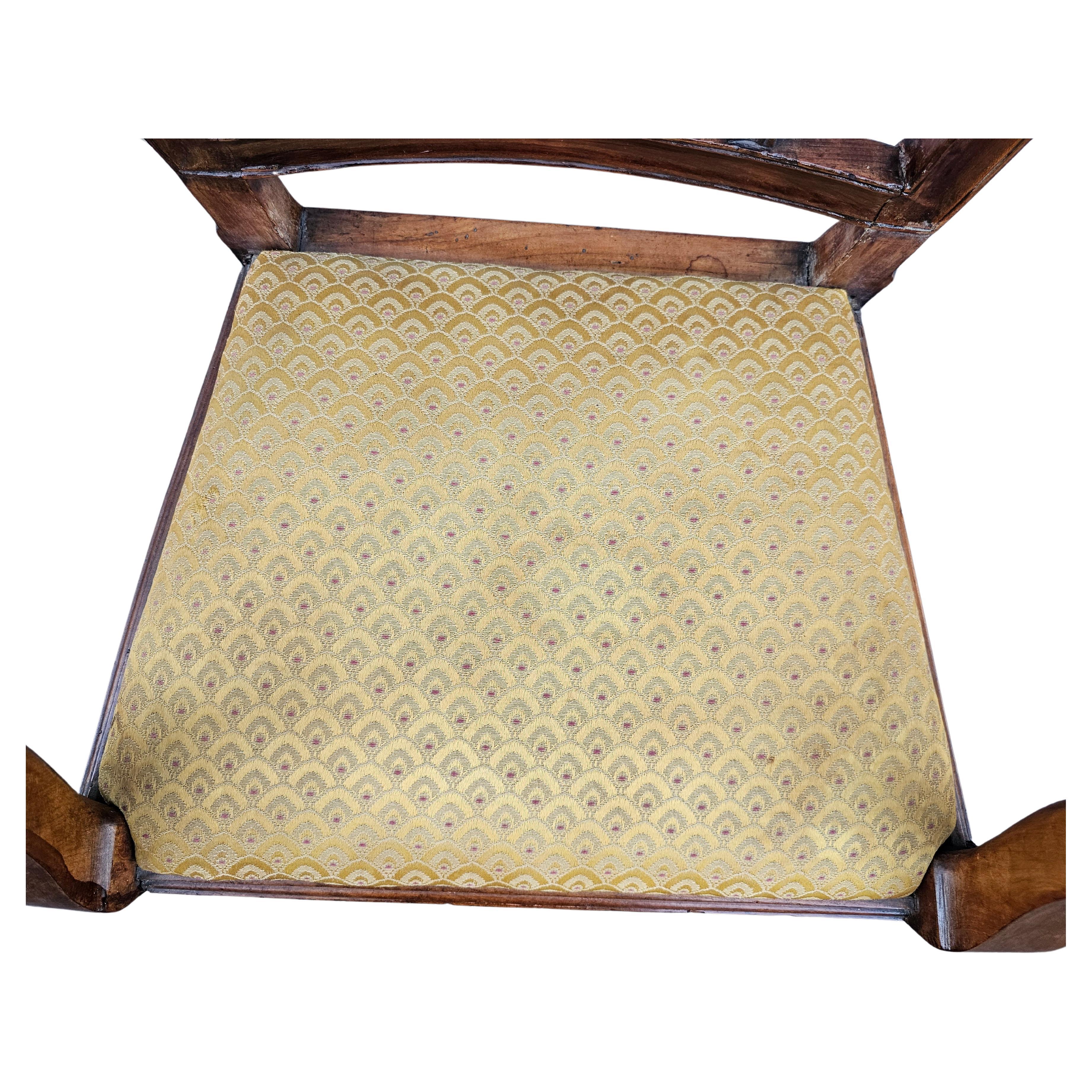 Pareja de Sillones con Respaldo de Escudo Tapizados de Madera Mixta Estilo Jorge III del Siglo XVIII en Bueno estado para la venta en Germantown, MD
