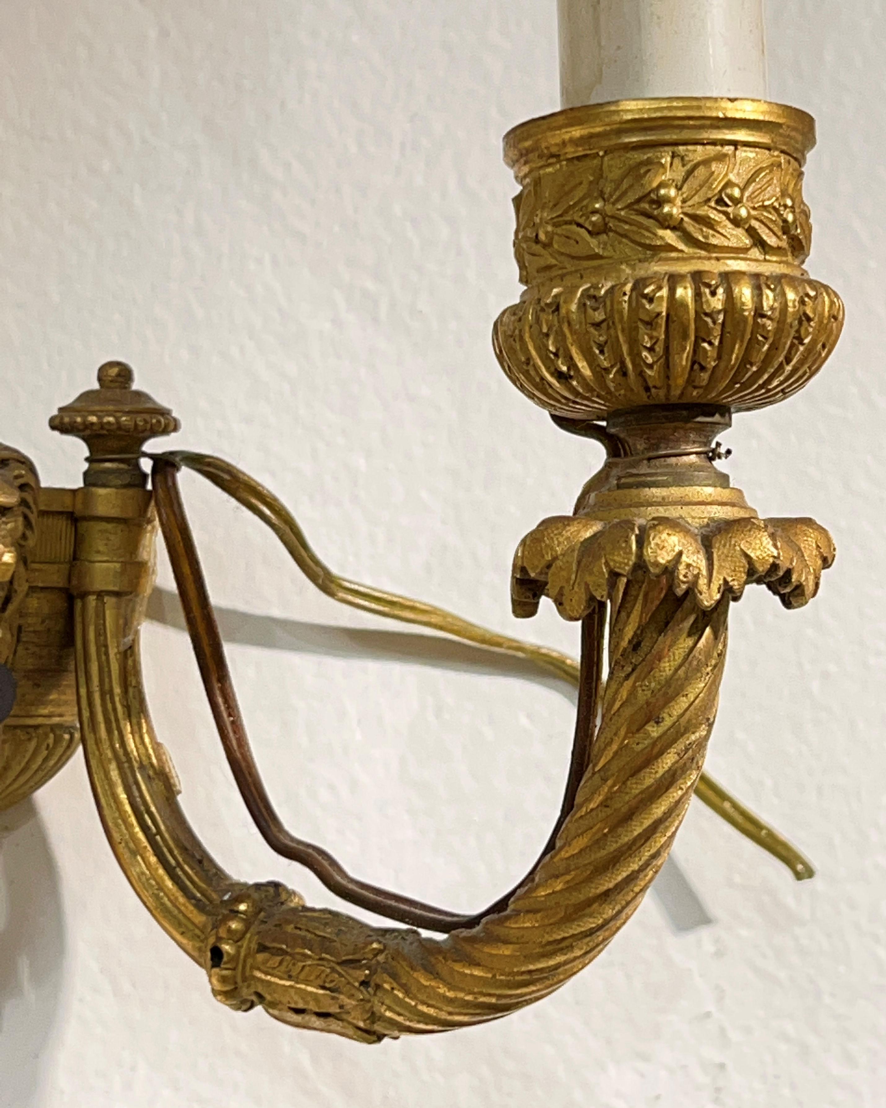 Doré Paire d'appliques à deux lumières en bronze doré géorgien du XVIIIe siècle en vente