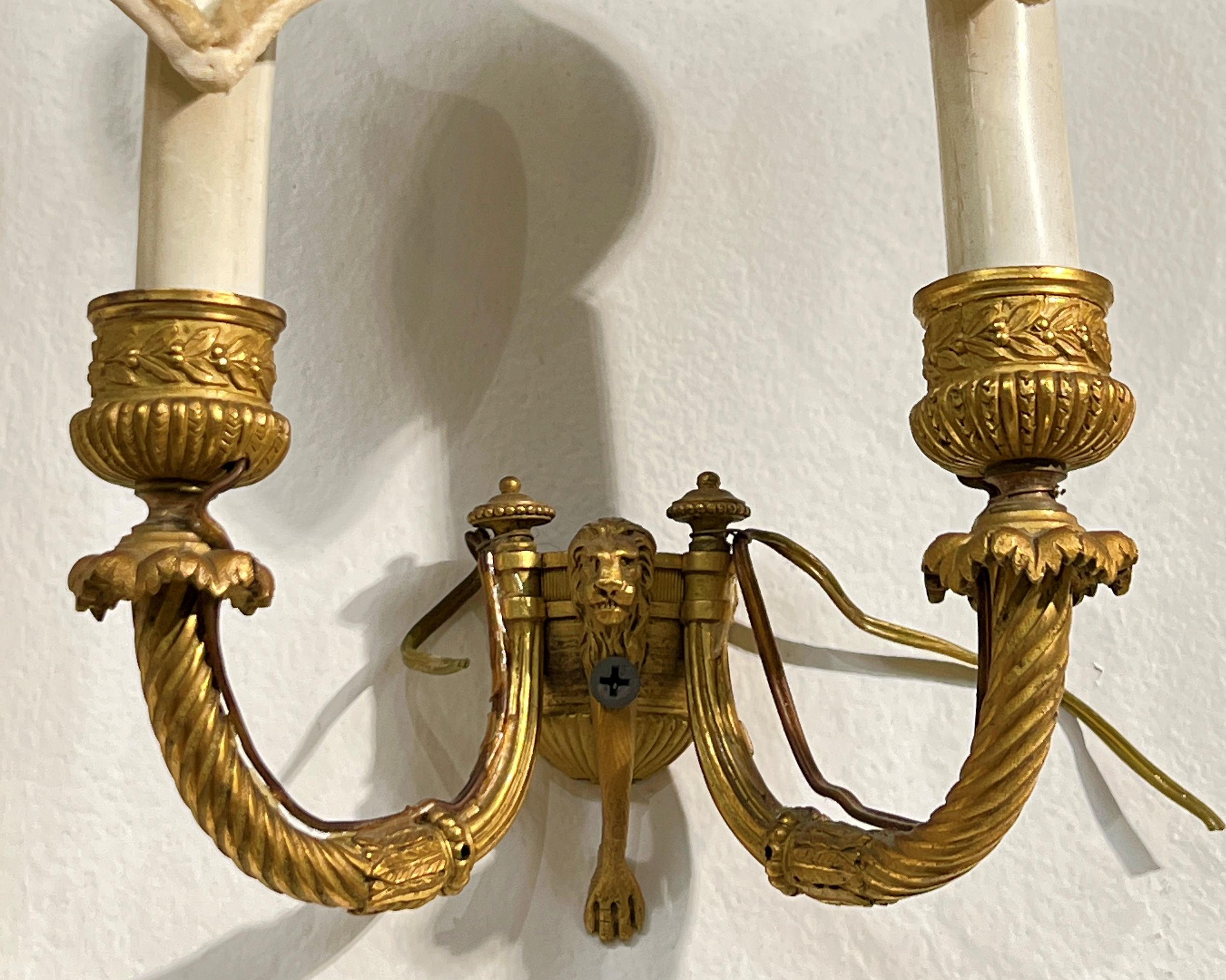 Bronze Paire d'appliques à deux lumières en bronze doré géorgien du XVIIIe siècle en vente
