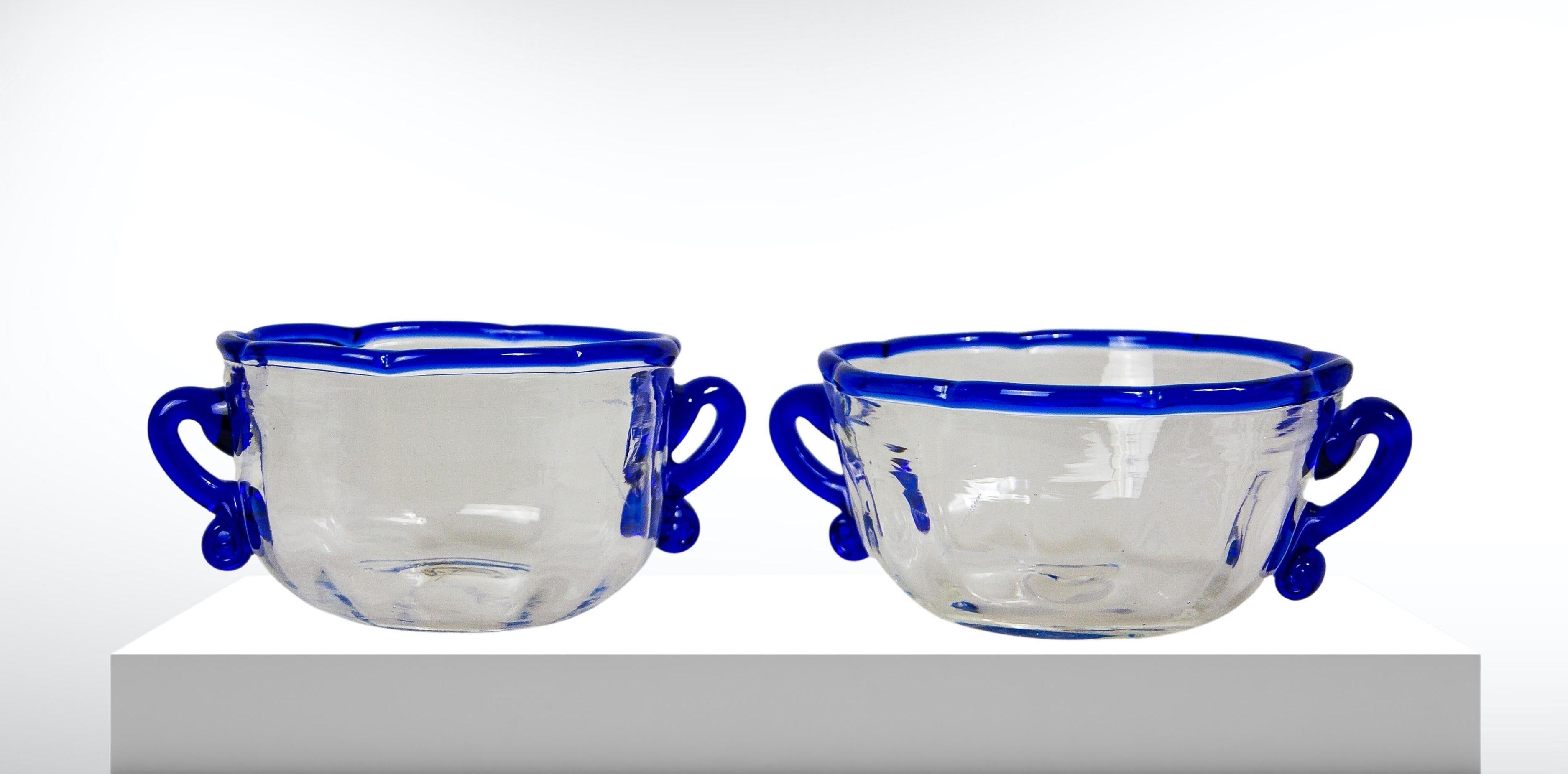 Autre Paire de bols en verre Wrythen de l'époque géorgienne avec bord et poignées bleus appliqués en vente